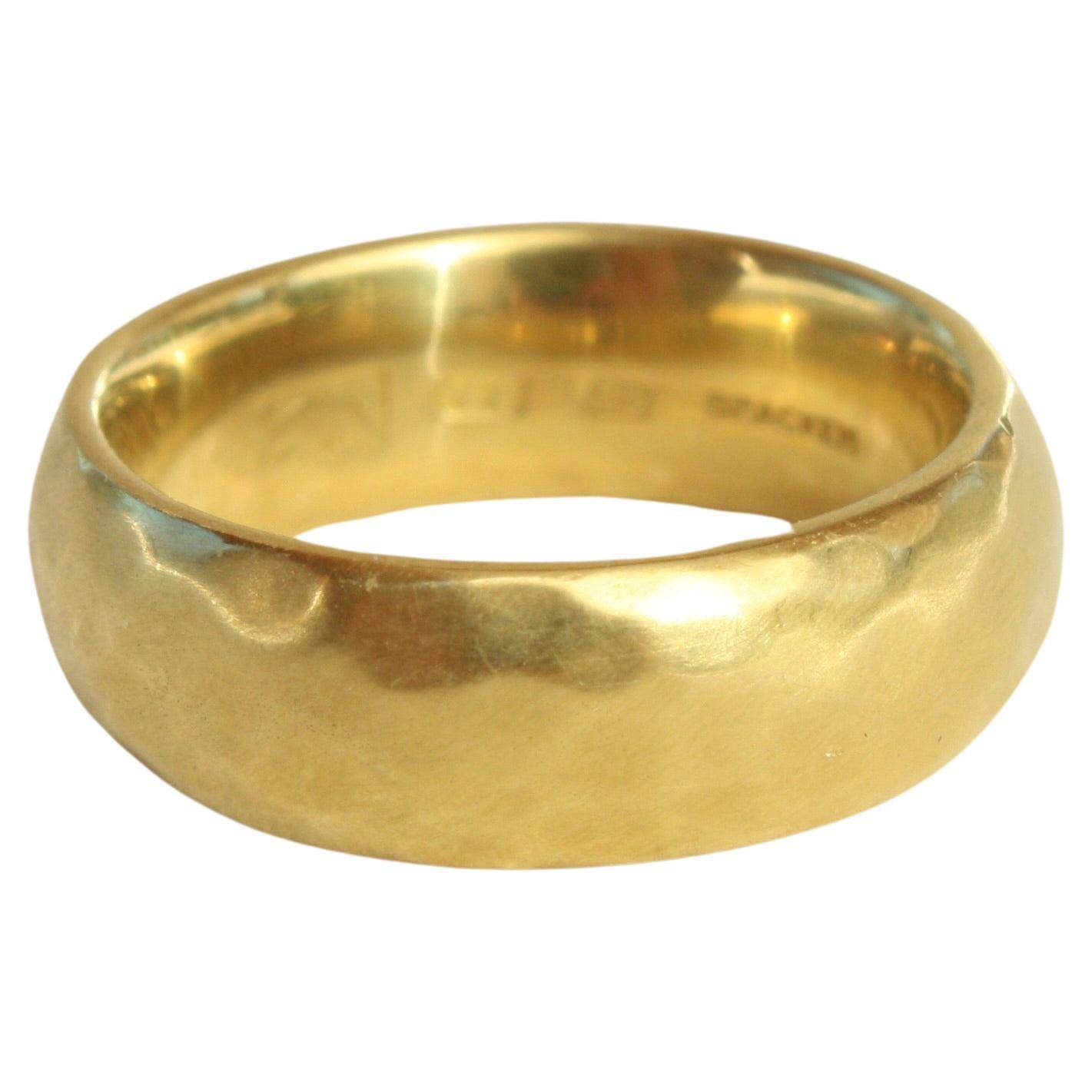 20k California Gold 6mm Breiter gehämmerter Ehering Handgefertigt von Bracken Jewelers