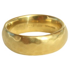20k California Gold 6mm Breiter gehämmerter Ehering Handgefertigt von Bracken Jewelers