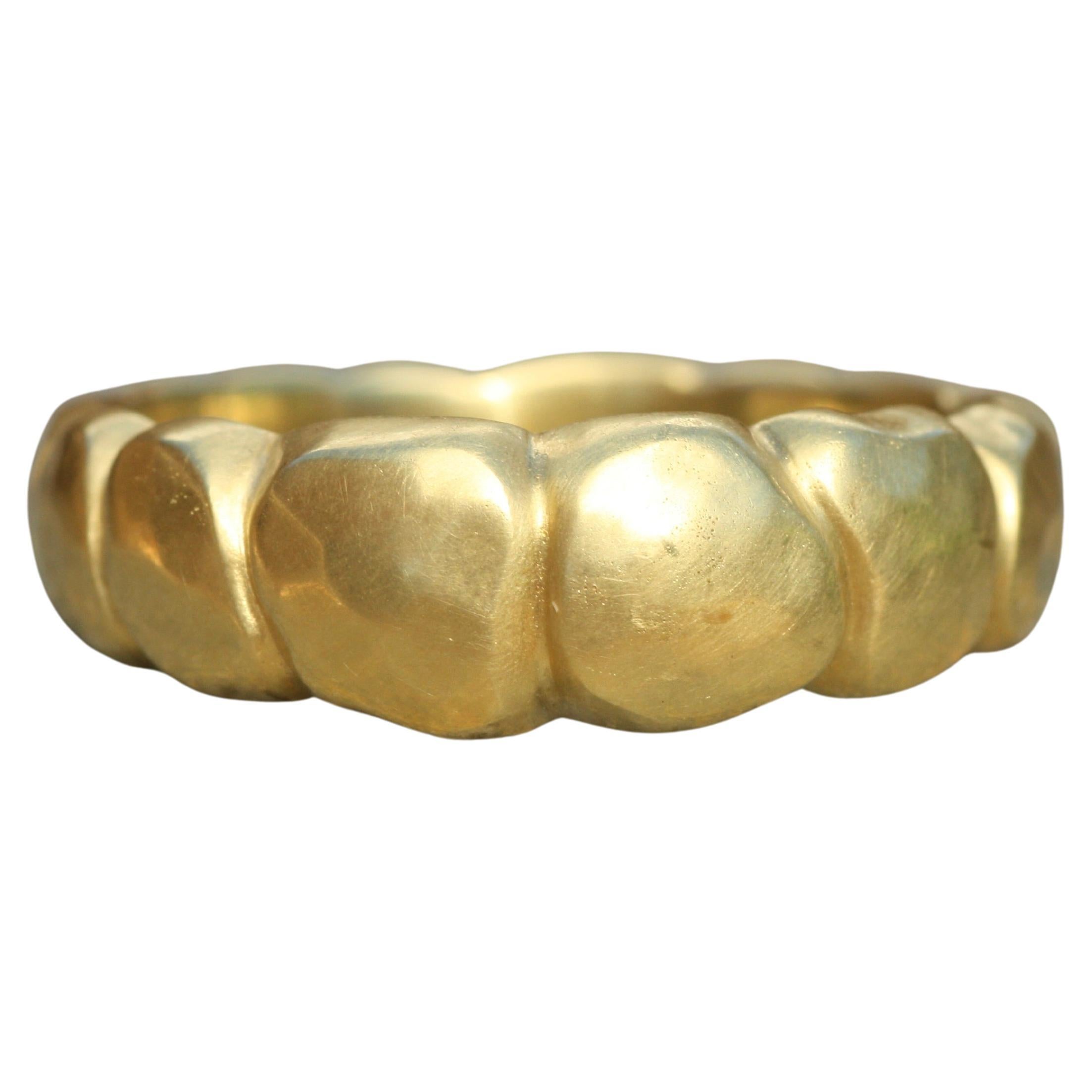 Im Angebot: 20k California Gold 7mm Hammered Cobbled Tapered Dome Band Handmade by Bracken () 2
