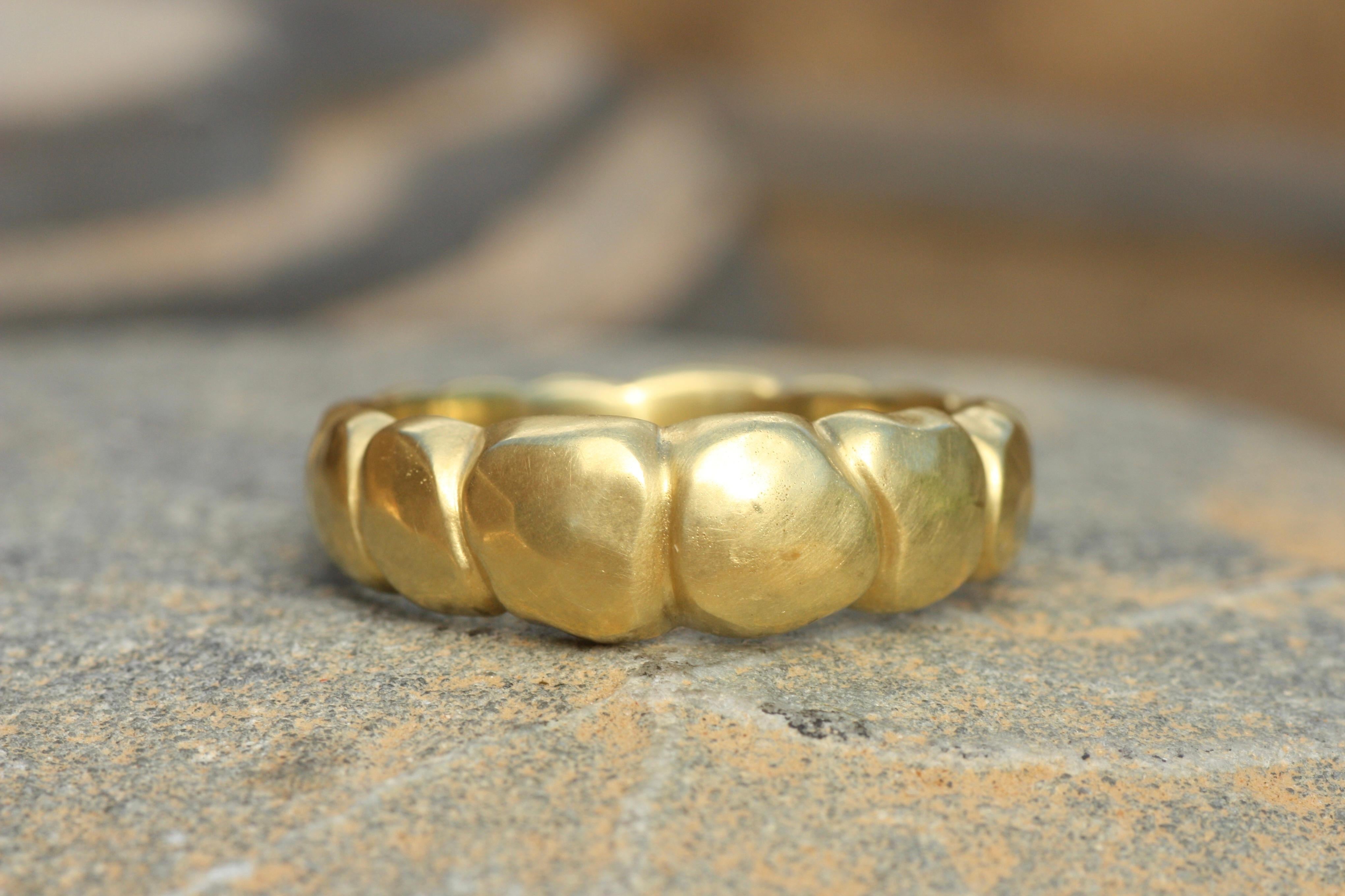 Im Angebot: 20k California Gold 7mm Hammered Cobbled Tapered Dome Band Handmade by Bracken () 3