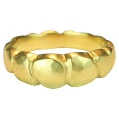 20k California Gold Hammered 7mm Cobbled Tapered Dome Band Handmade by Bracken (en anglais)