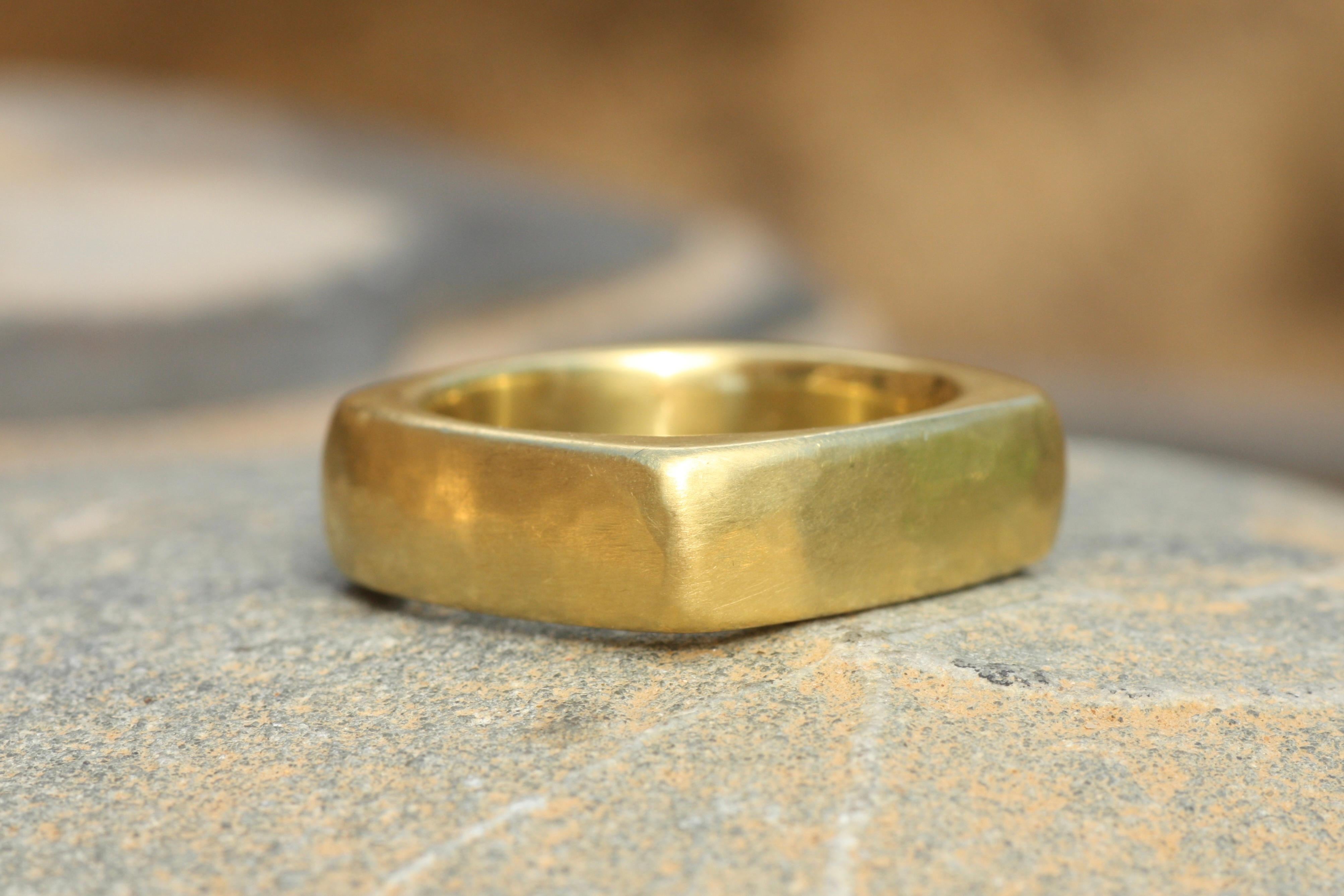 Im Angebot: 20k California Gold 7mm Quadratischer gehämmerter Ehering, handgefertigt von Bracken () 2