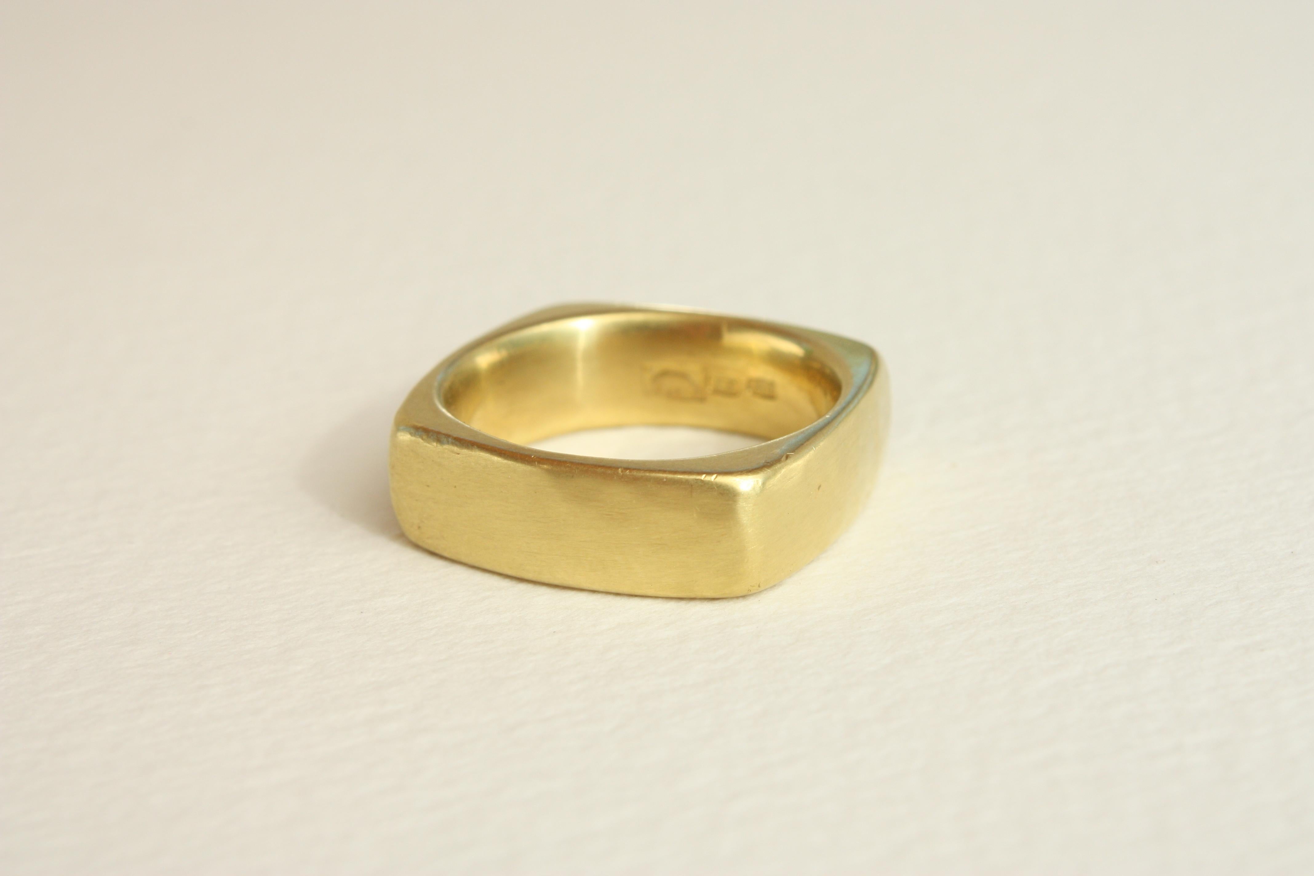 Im Angebot: 20k California Gold 7mm Quadratischer gehämmerter Ehering, handgefertigt von Bracken () 6