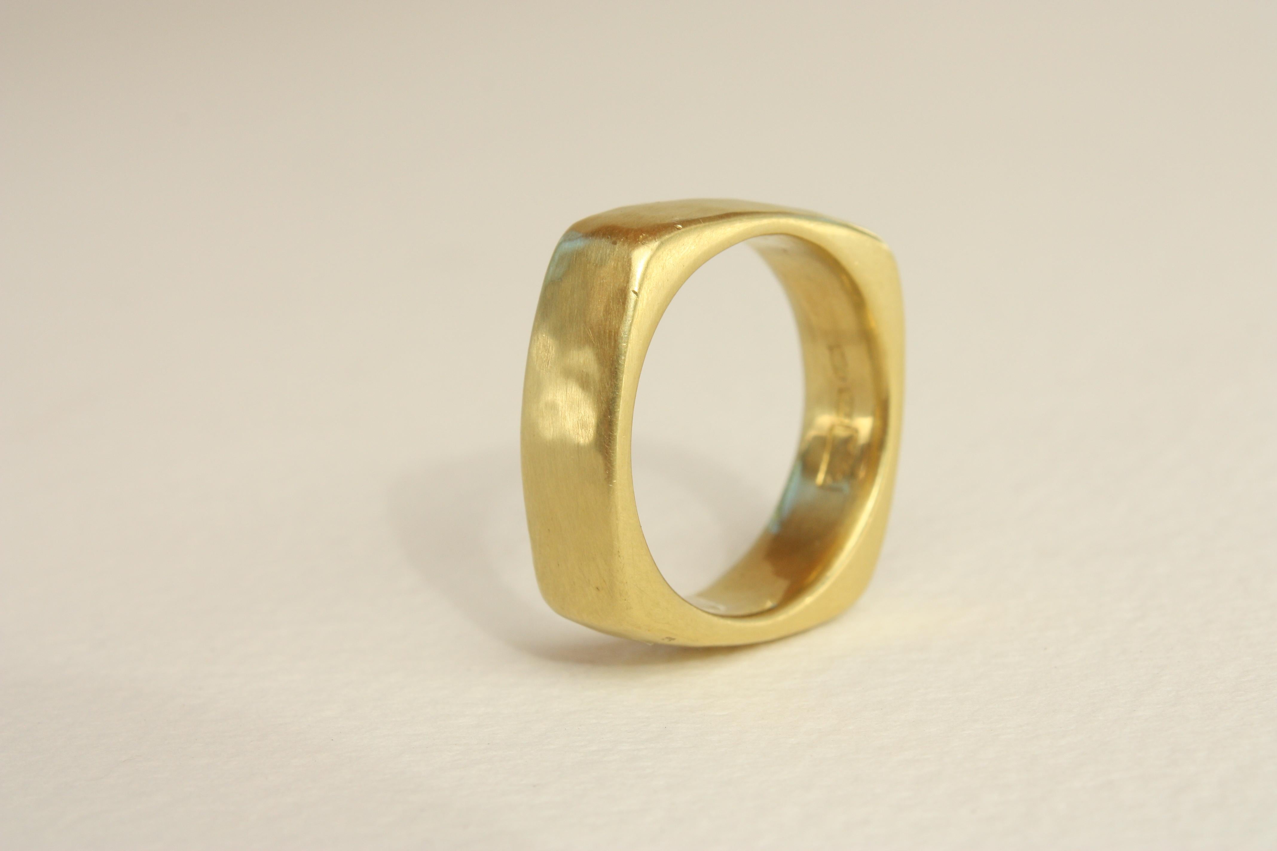 Im Angebot: 20k California Gold 7mm Quadratischer gehämmerter Ehering, handgefertigt von Bracken () 7