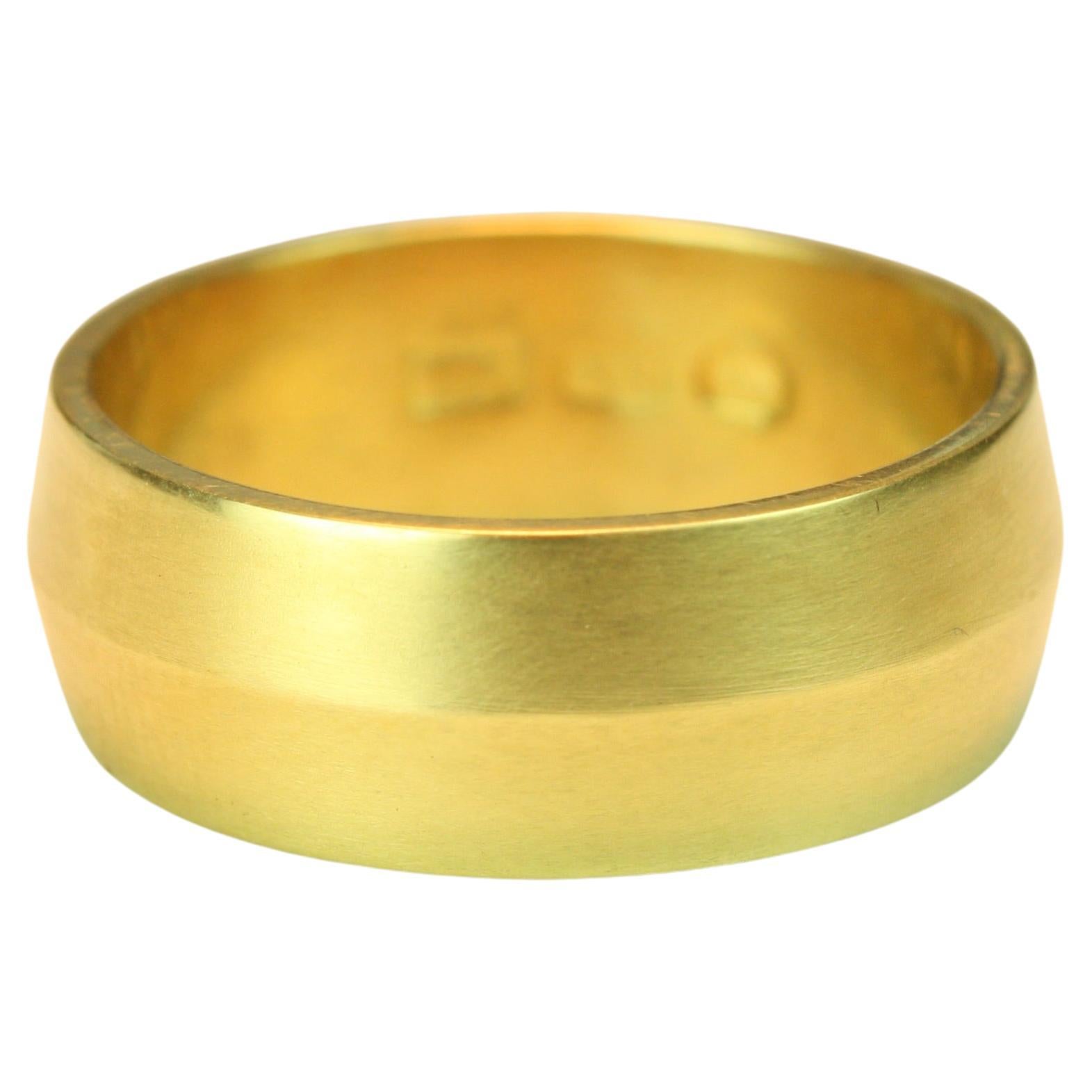 Alliance martelée de 8 mm en or californien 20 carats, fabriquée à la main par BrackenJewelers