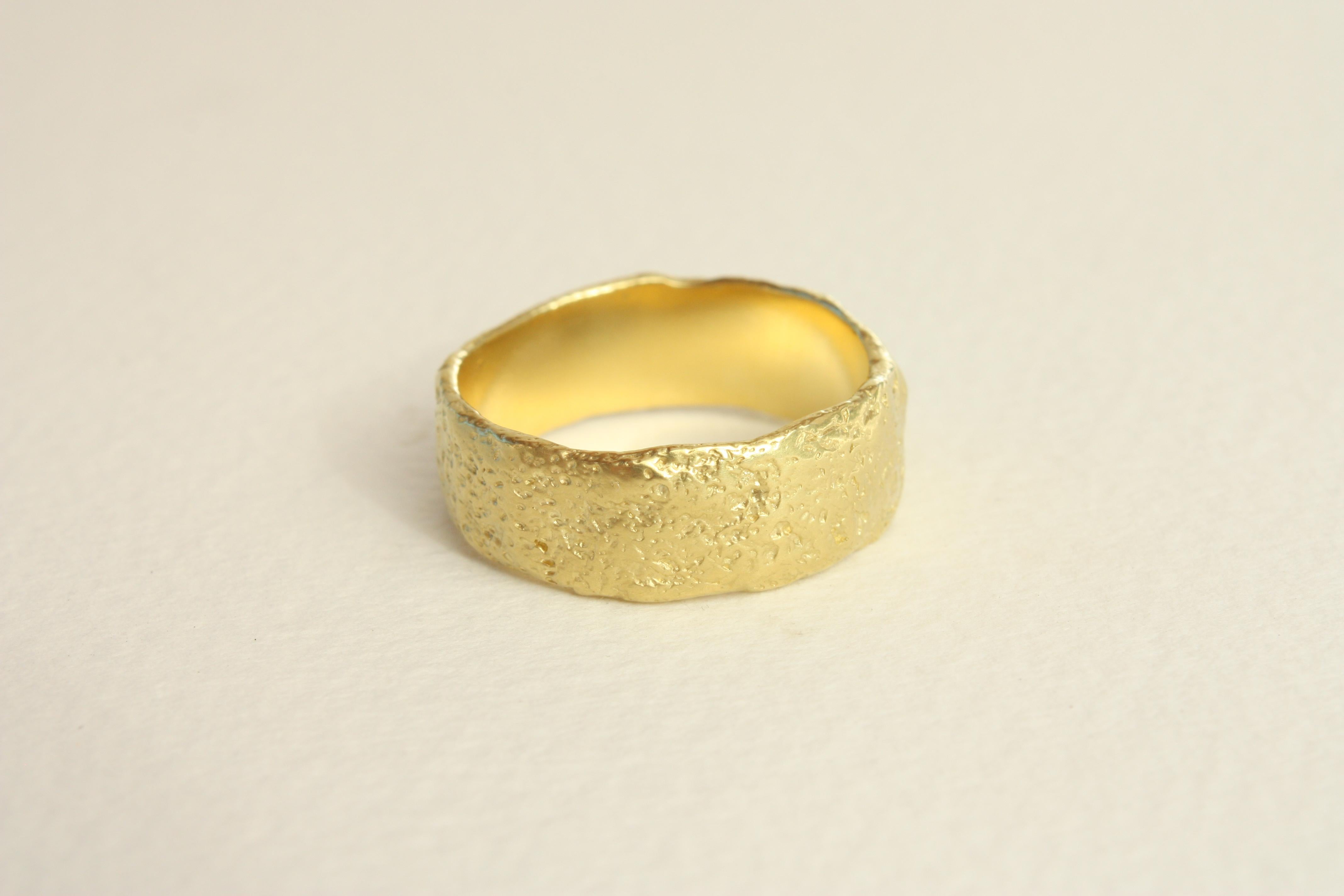 Im Angebot: 20k California Gold 8mm Texturierter Ehering Handgefertigt von Bracken Jewelers () 4