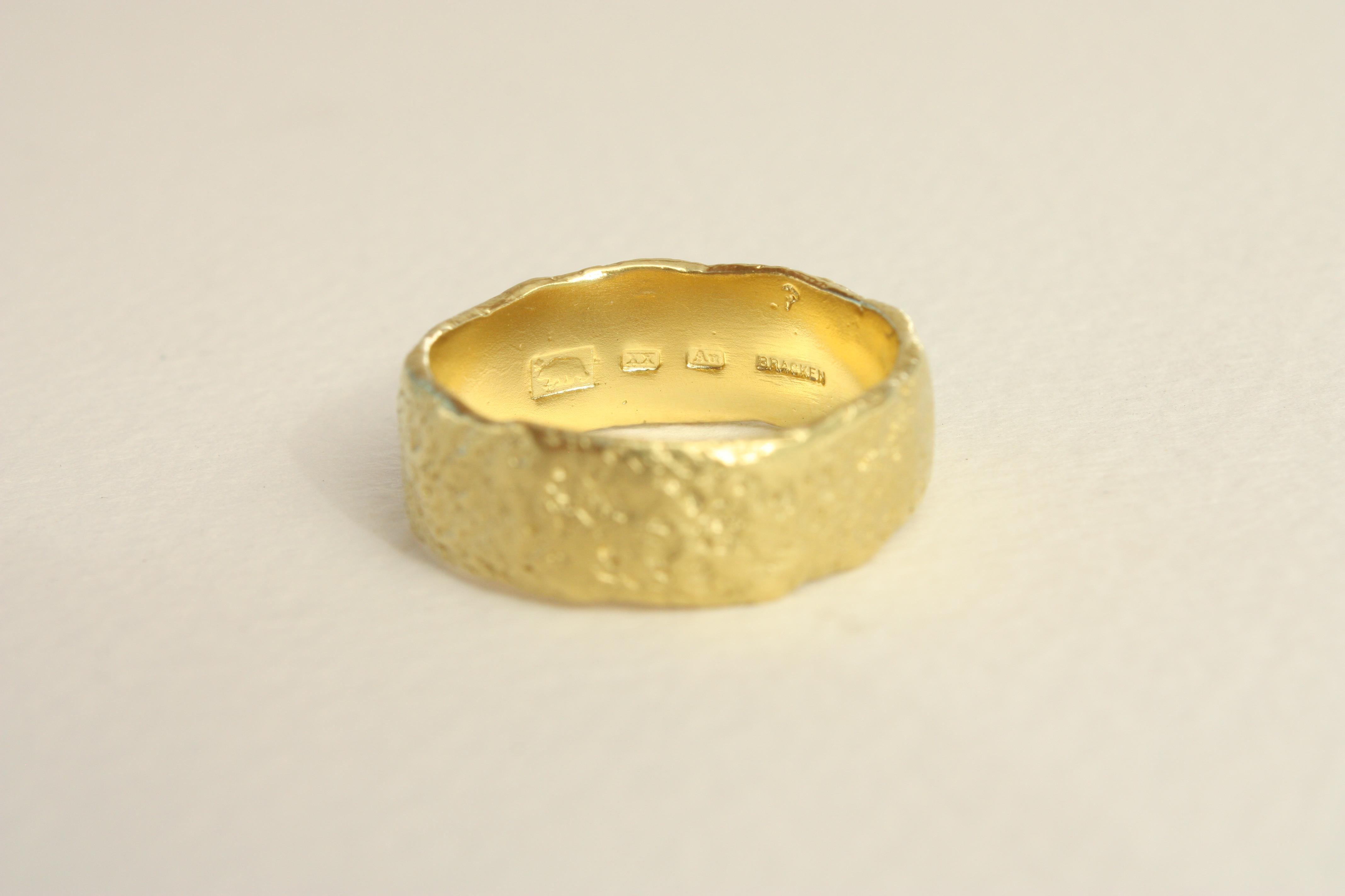 Im Angebot: 20k California Gold 8mm Texturierter Ehering Handgefertigt von Bracken Jewelers () 5
