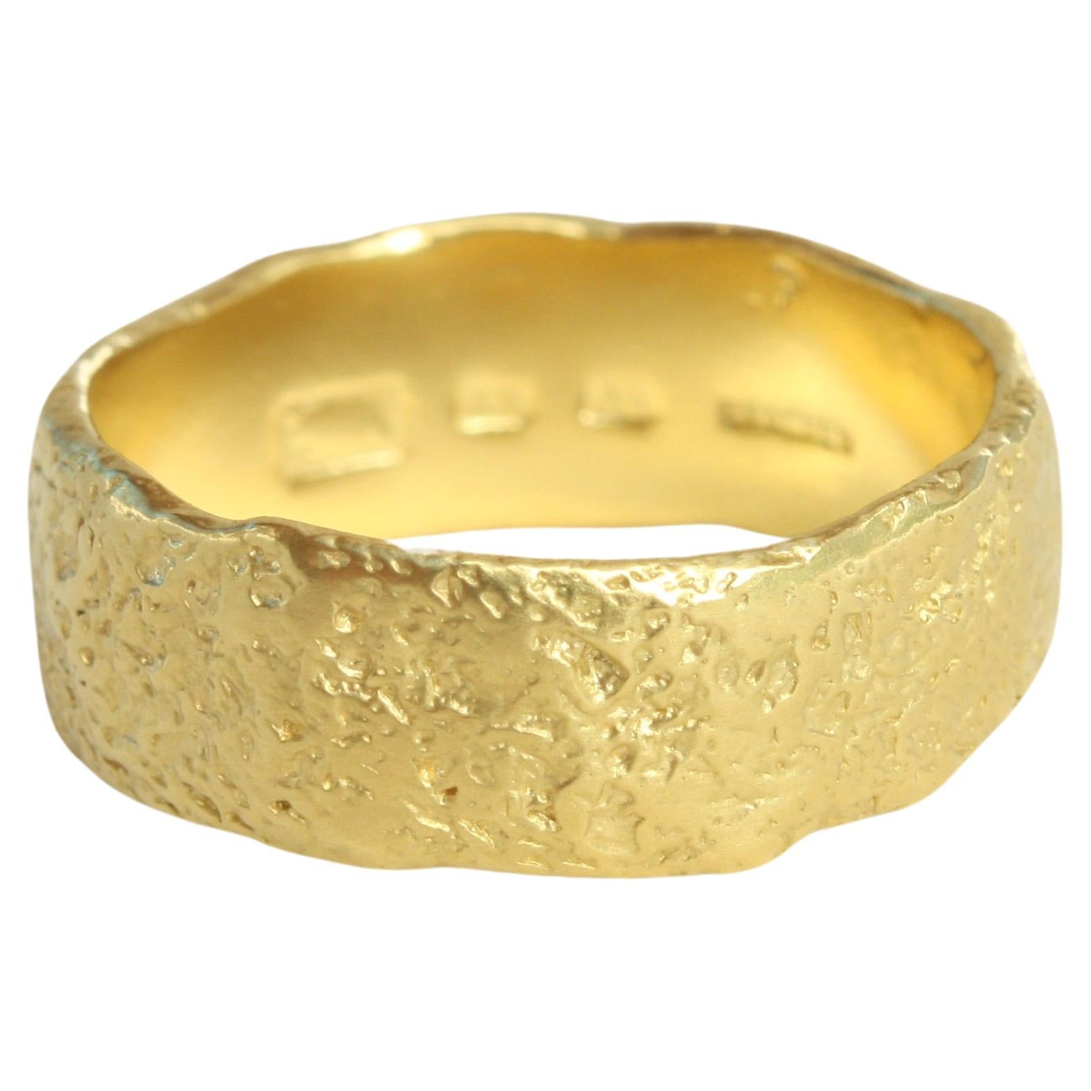 Anneau de mariage en or californien 20k 8mm texturé fait à la main par Bracken Jewelers