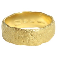 Anneau de mariage en or californien 20k 8mm texturé fait à la main par Bracken Jewelers