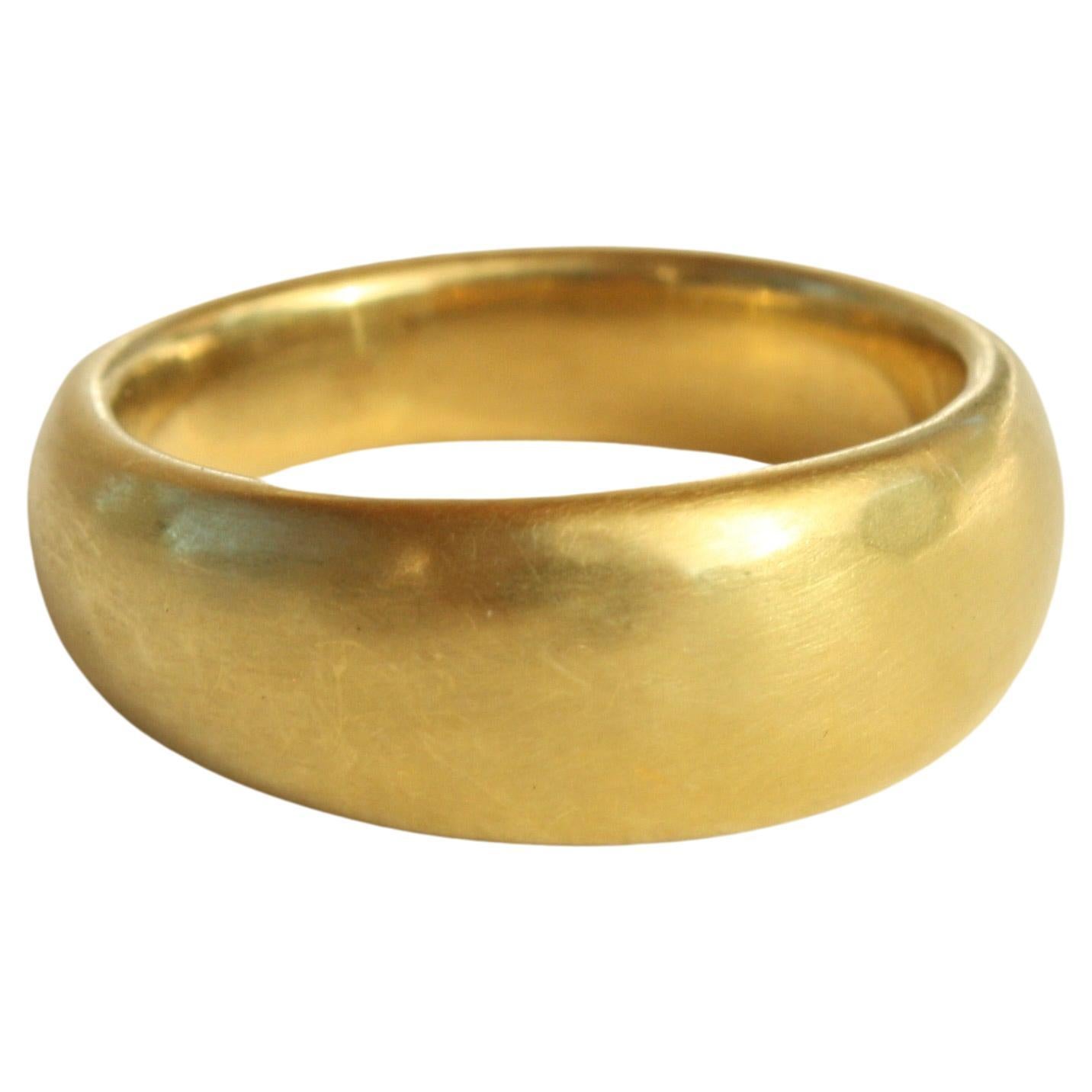 Im Angebot: 20k California Gold 8mm gewölbter, gehämmerter, gehämmerter Ehering, handgefertigt von Bracken Jewelers ()