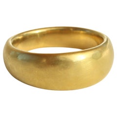 20k California Gold 8mm gewölbter, gehämmerter, gehämmerter Ehering, handgefertigt von Bracken Jewelers