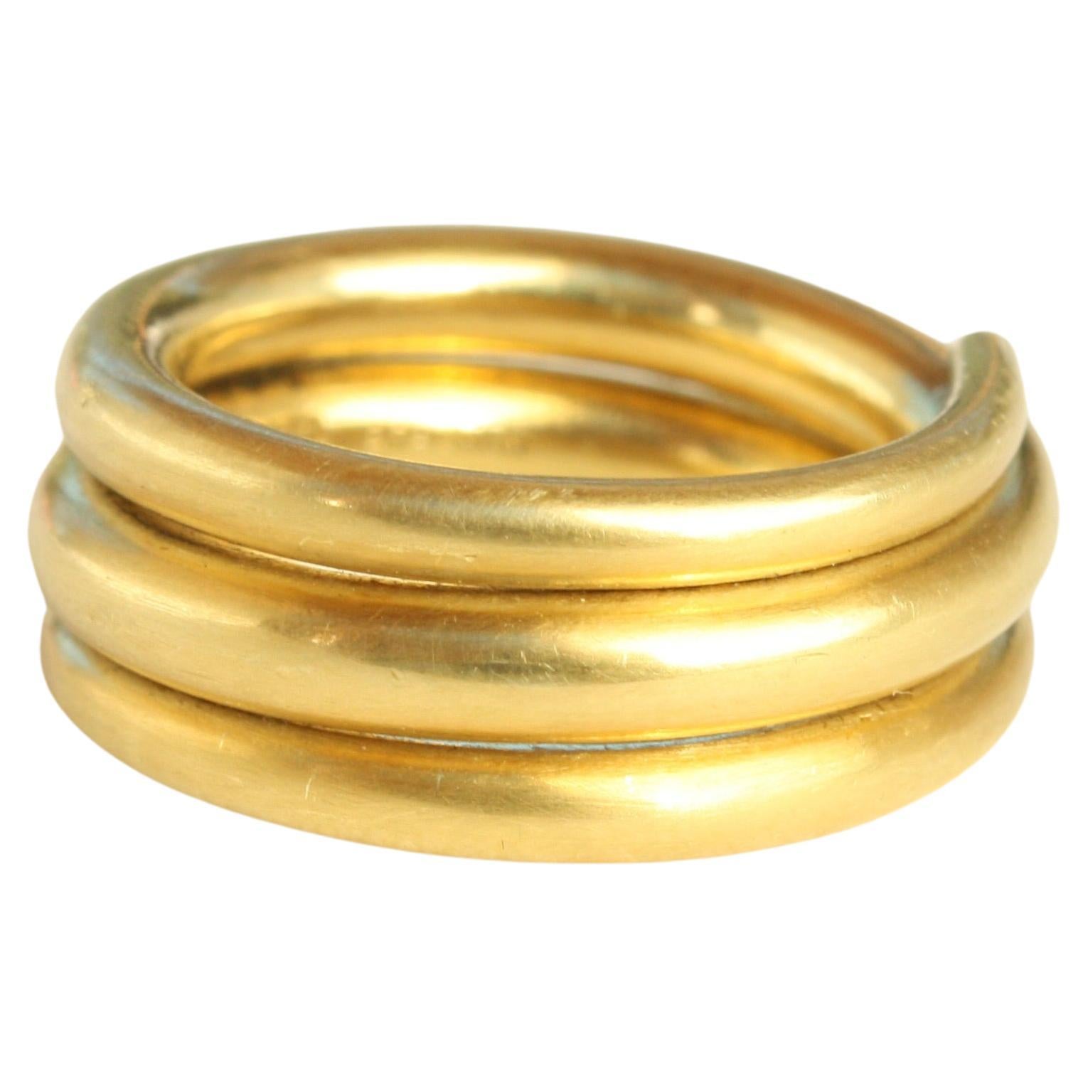 Alianza de boda en espiral martillada de oro de California de 20k hecha a mano por Bracken Jewelers