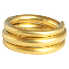 20k California Gold gehämmerter Spiral-Hochzeitsring, handgefertigt von Bracken Jewelers