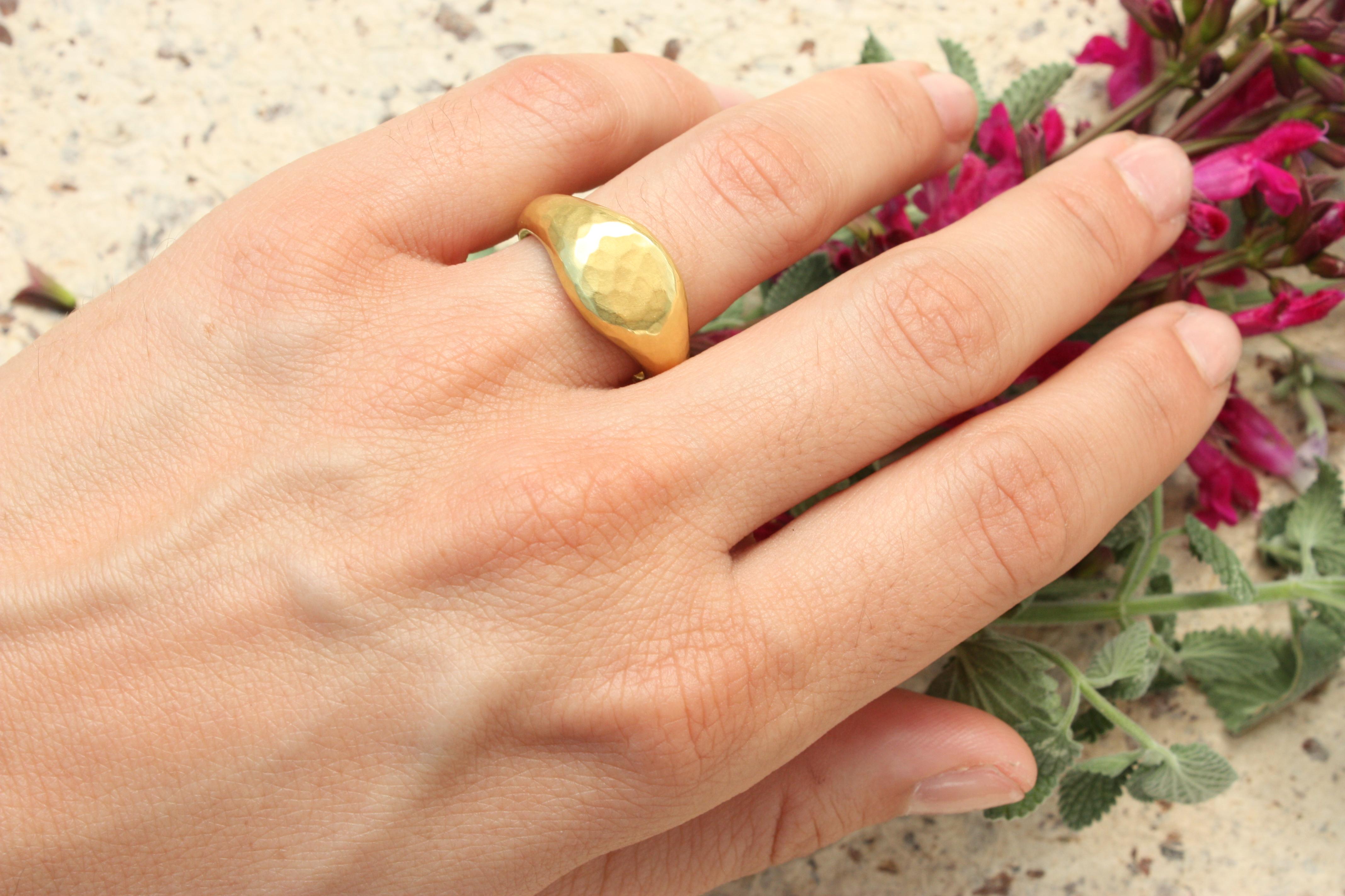 En venta: Alianza de boda de oro de California martillado de 20k hecha a mano por Bracken Jewelers  3