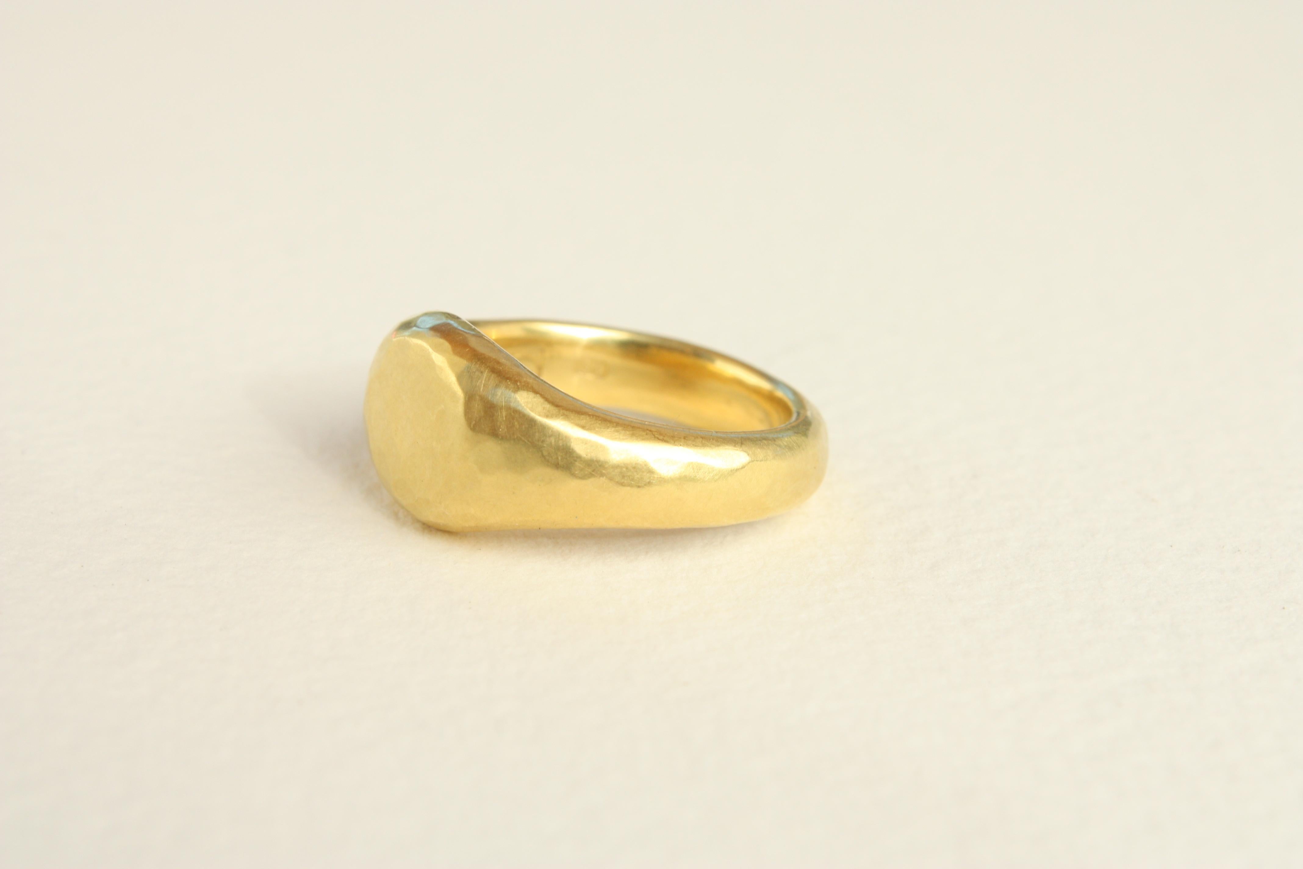 En venta: Alianza de boda de oro de California martillado de 20k hecha a mano por Bracken Jewelers  6