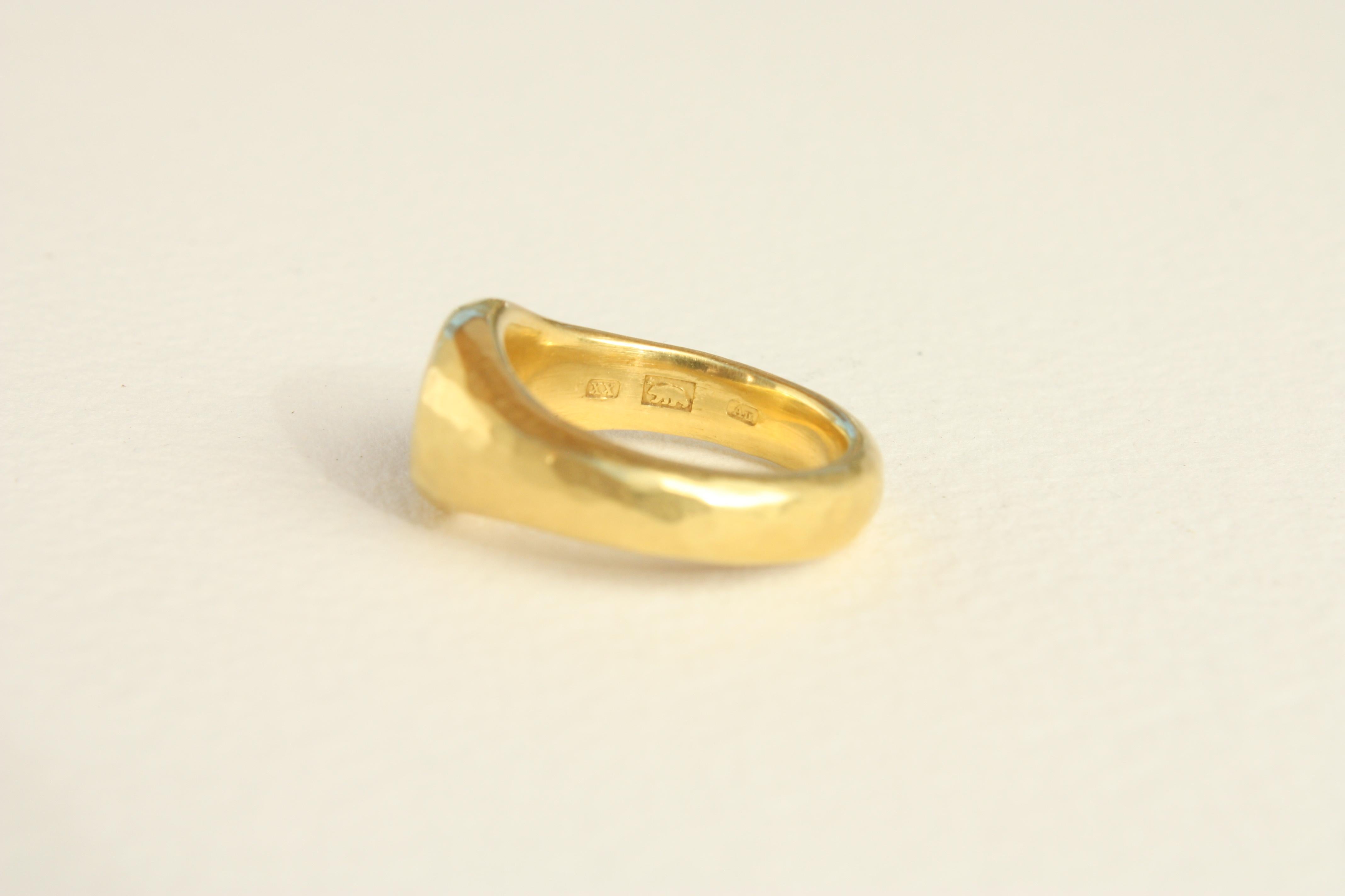 En venta: Alianza de boda de oro de California martillado de 20k hecha a mano por Bracken Jewelers  7