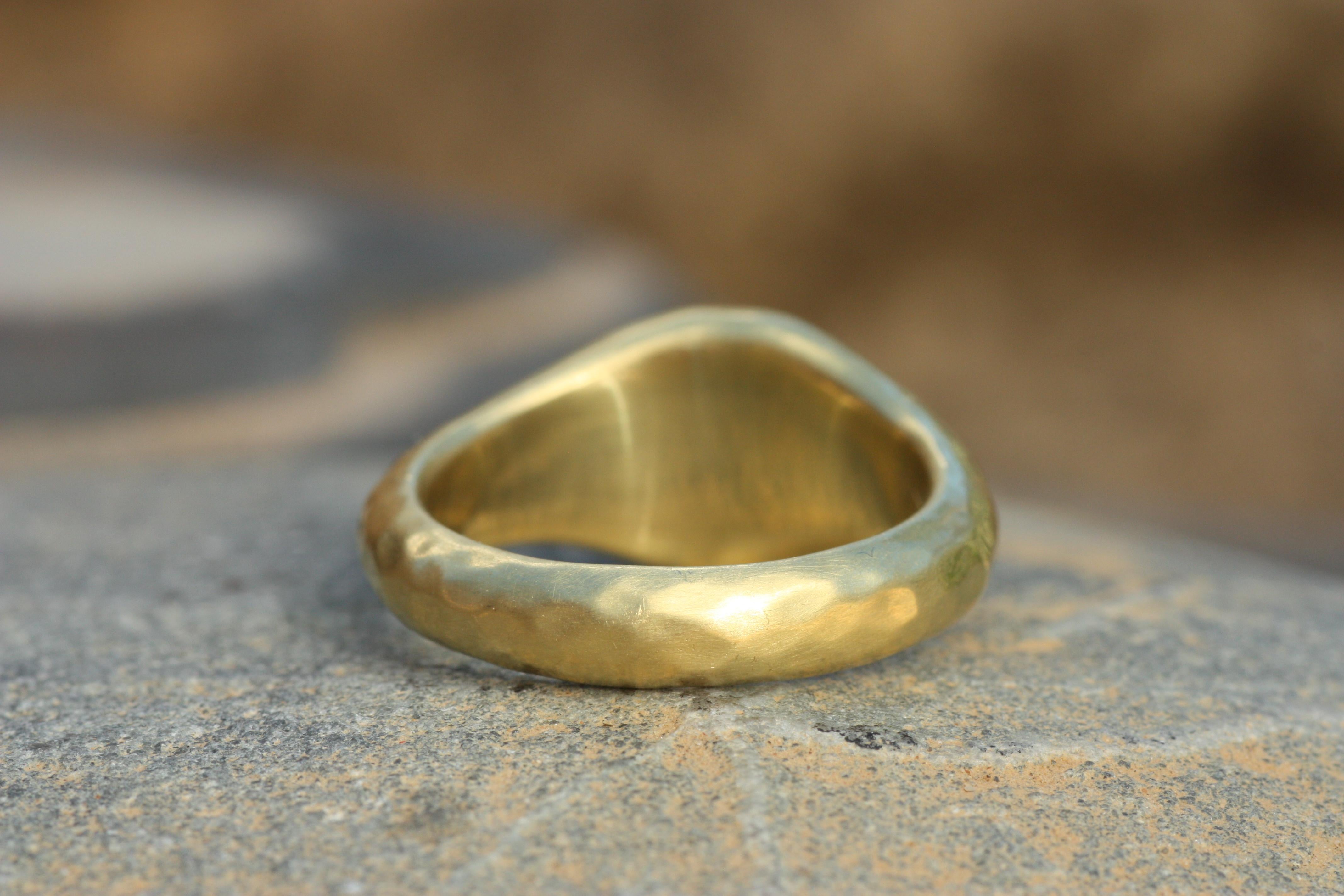 En venta: Alianza de boda de oro de California martillado de 20k hecha a mano por Bracken Jewelers  4