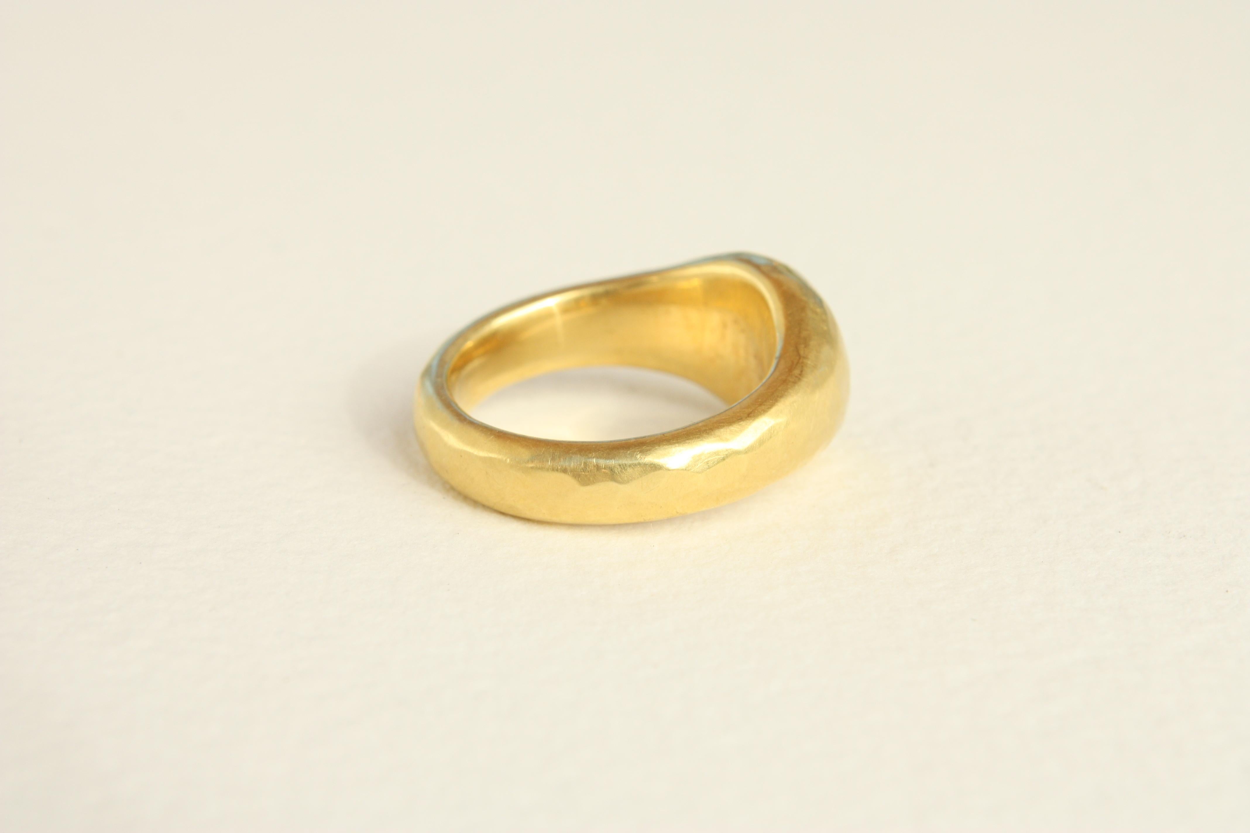En venta: Alianza de boda de oro de California martillado de 20k hecha a mano por Bracken Jewelers  8