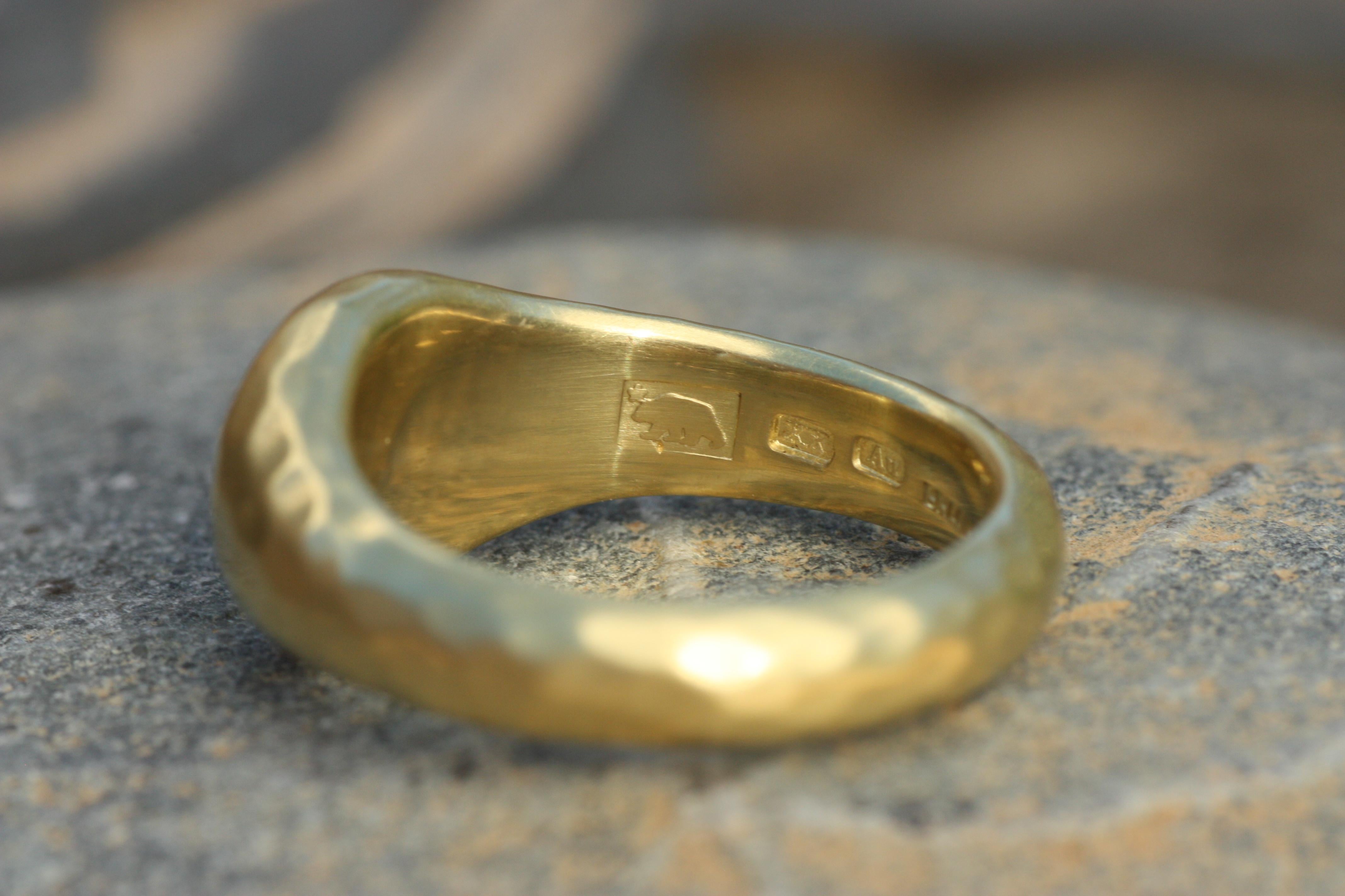 En venta: Alianza de boda de oro de California martillado de 20k hecha a mano por Bracken Jewelers  5