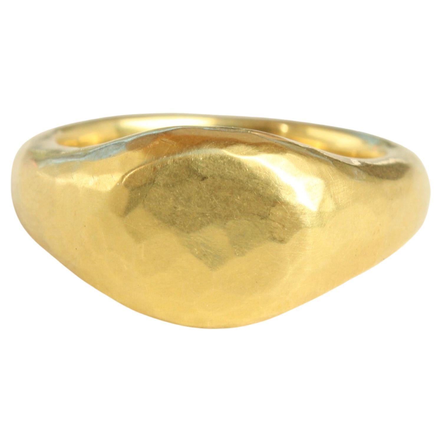 En venta: Alianza de boda de oro de California martillado de 20k hecha a mano por Bracken Jewelers