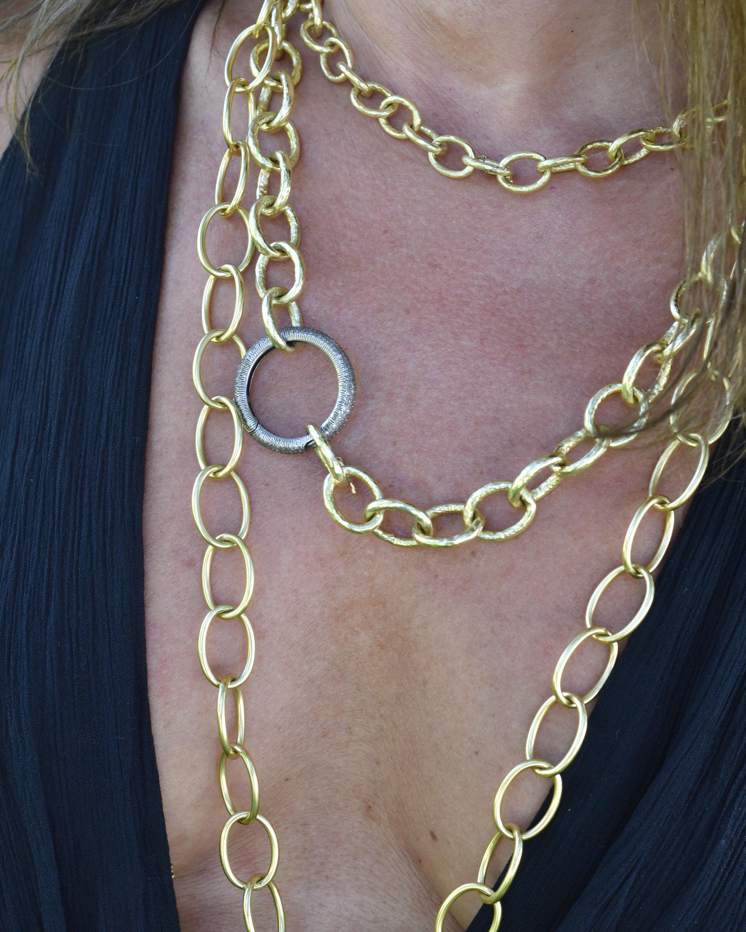 Taglio rotondo Catena in oro 20k con chiusura a diamante in argento annerito, di Tagili in vendita