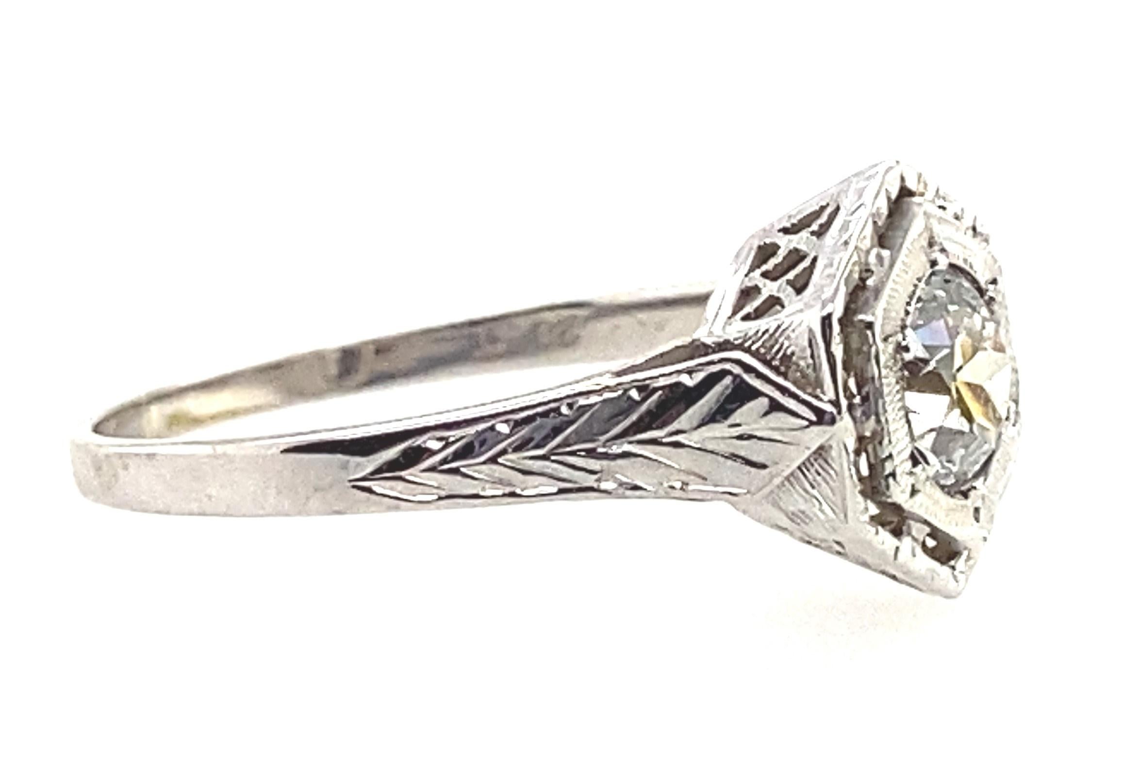 Cette bague est un exemple absolument magnifique de bague de fiançailles Art déco. Un diamant de taille européenne ancienne de 0,60 ct de couleur J et de pureté SI1 brille au centre de la monture hexagonale. Les deux couches de l'hexagone sont