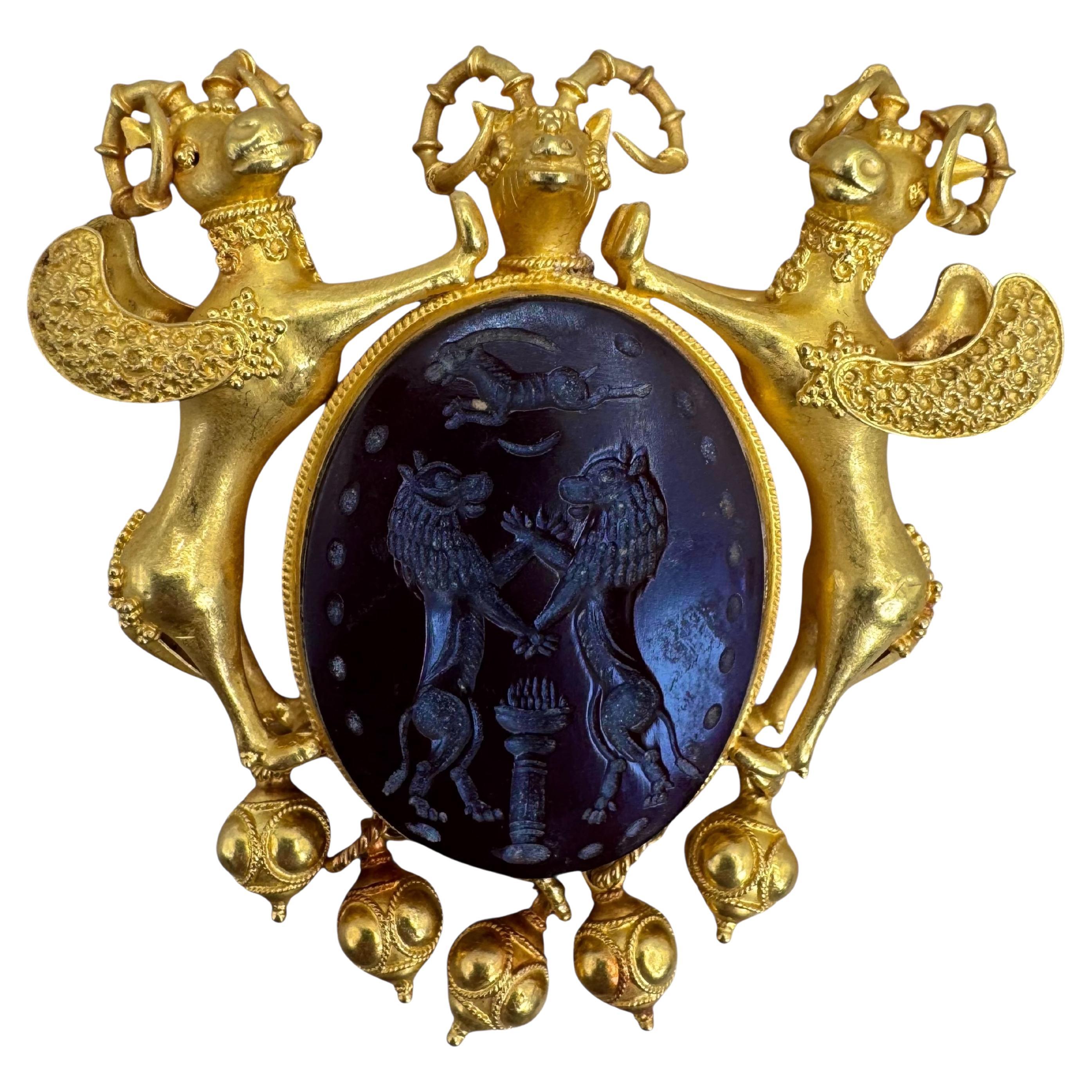 Spilla in oro giallo 20K con corniola intagliata e motivo ariete con gocce granulari