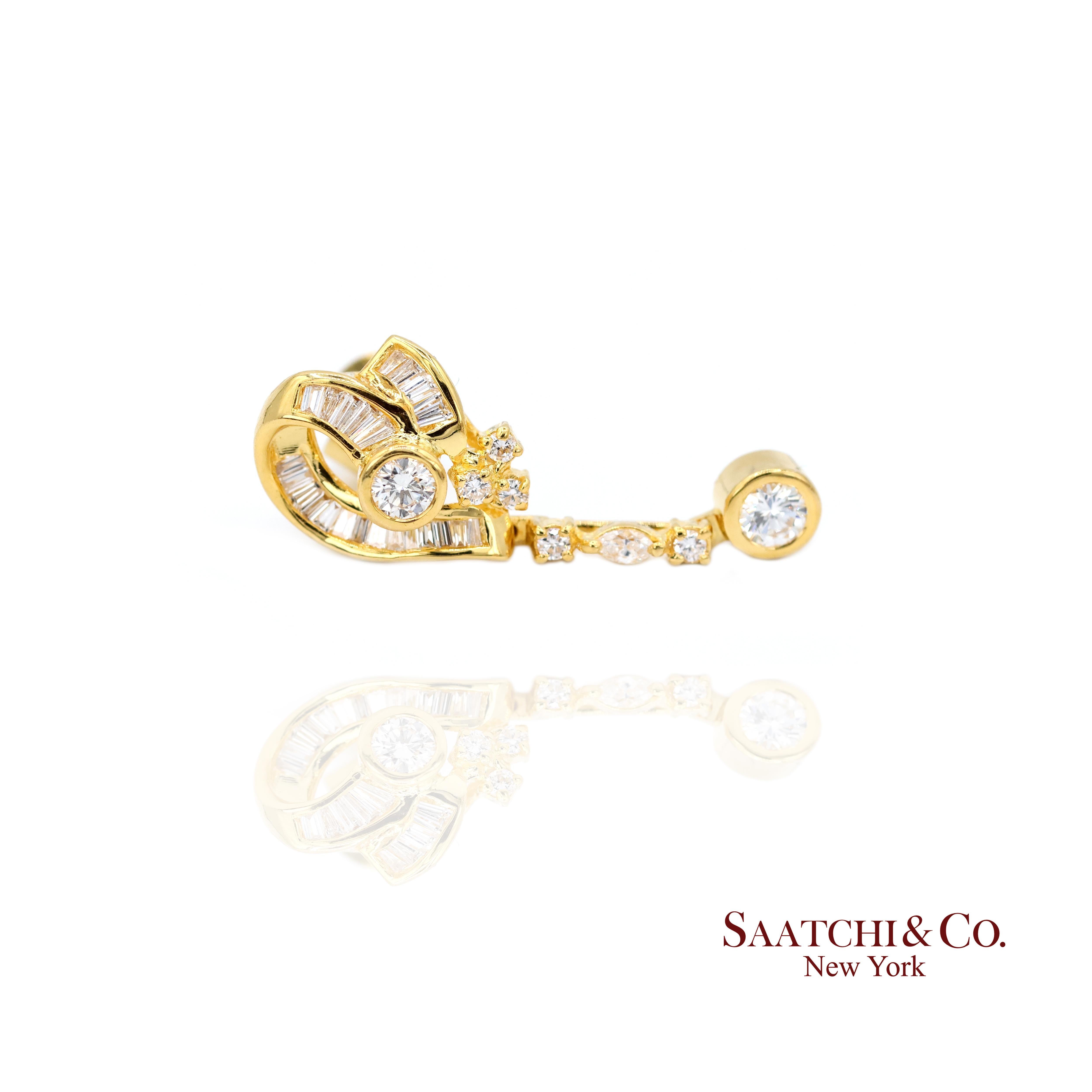 Orecchino con diamante pendente in oro giallo 20k In condizioni Nuovo in vendita a New York, NY