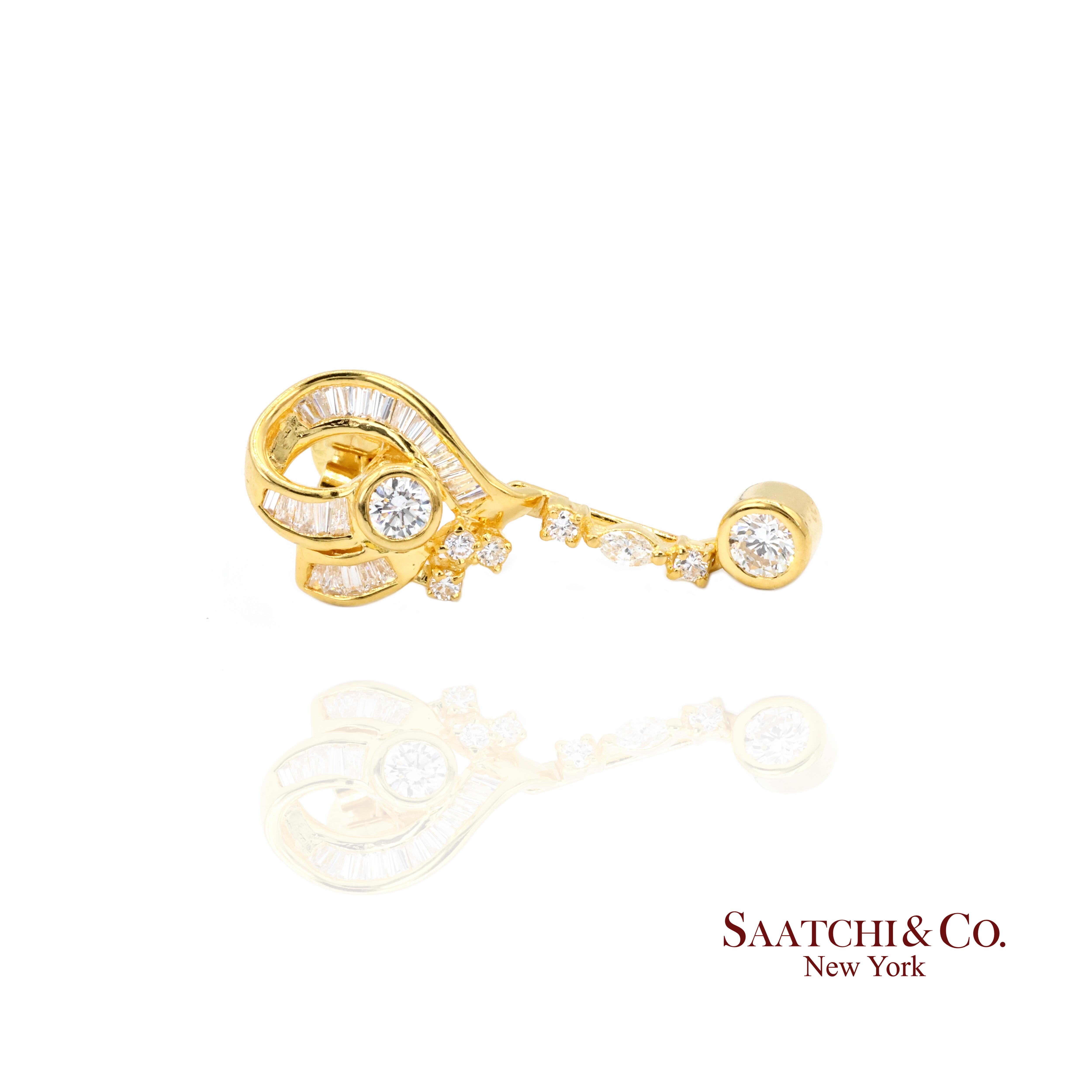 Orecchino con diamante pendente in oro giallo 20k In condizioni Nuovo in vendita a New York, NY