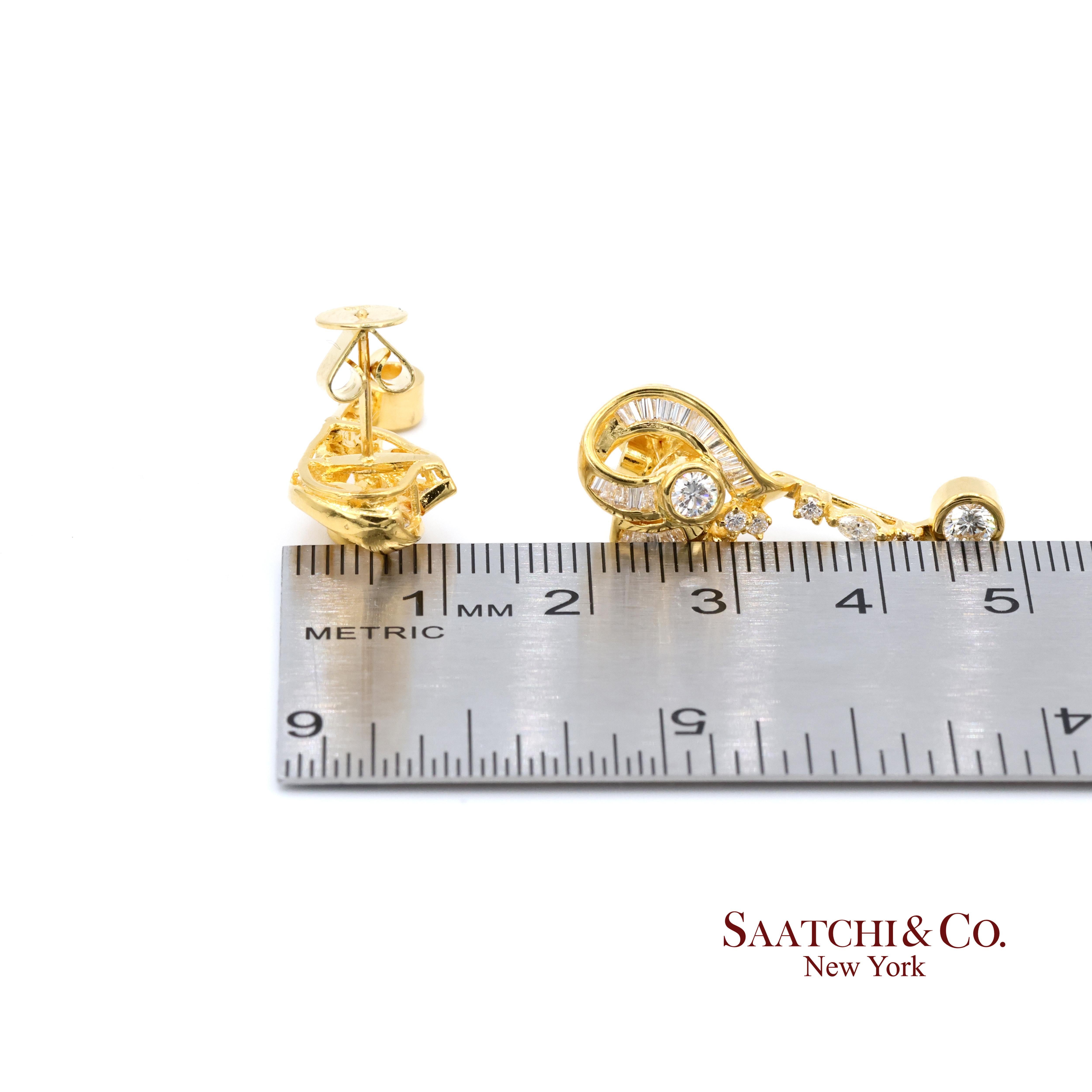 Orecchino con diamante pendente in oro giallo 20k in vendita 1