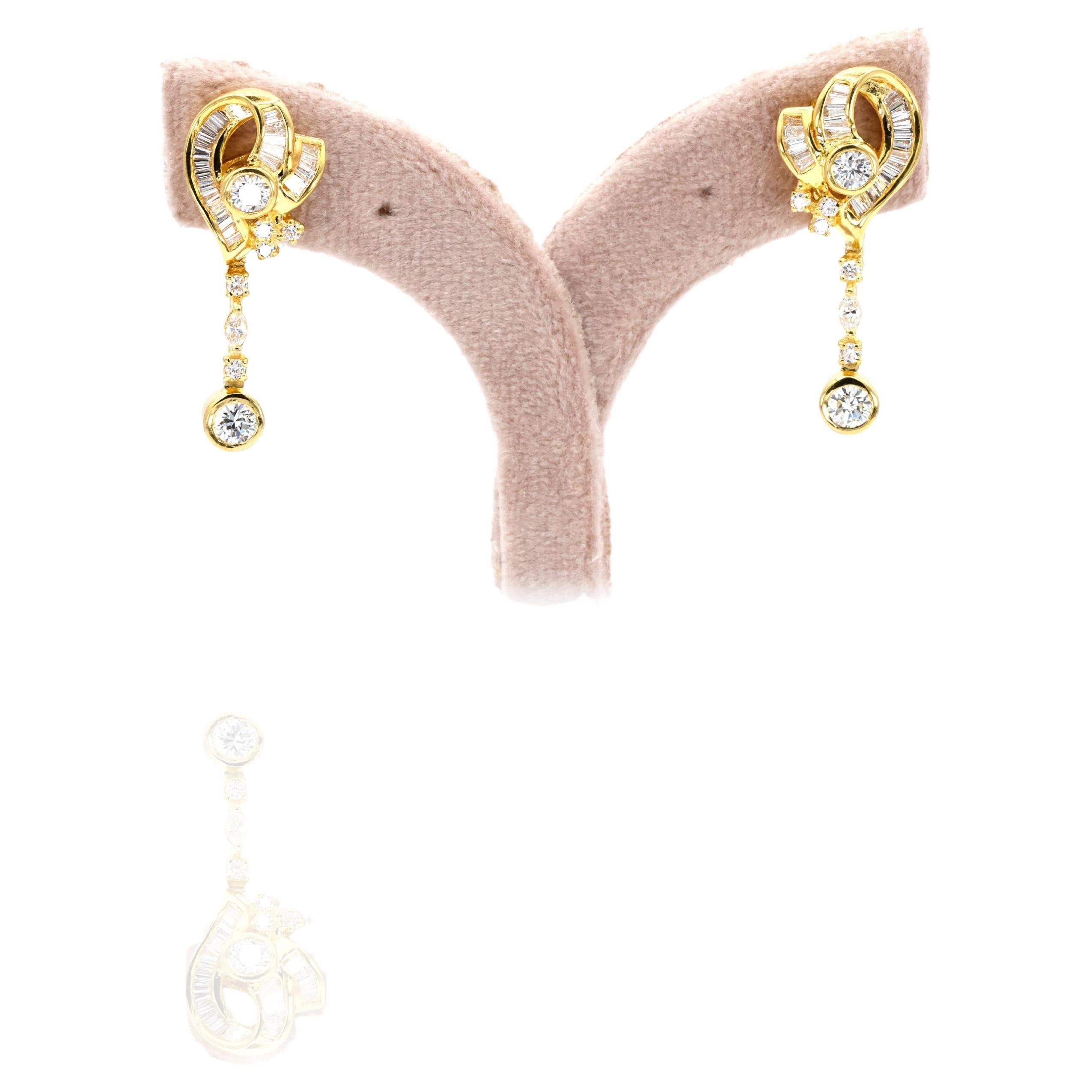 Orecchino con diamante pendente in oro giallo 20k in vendita