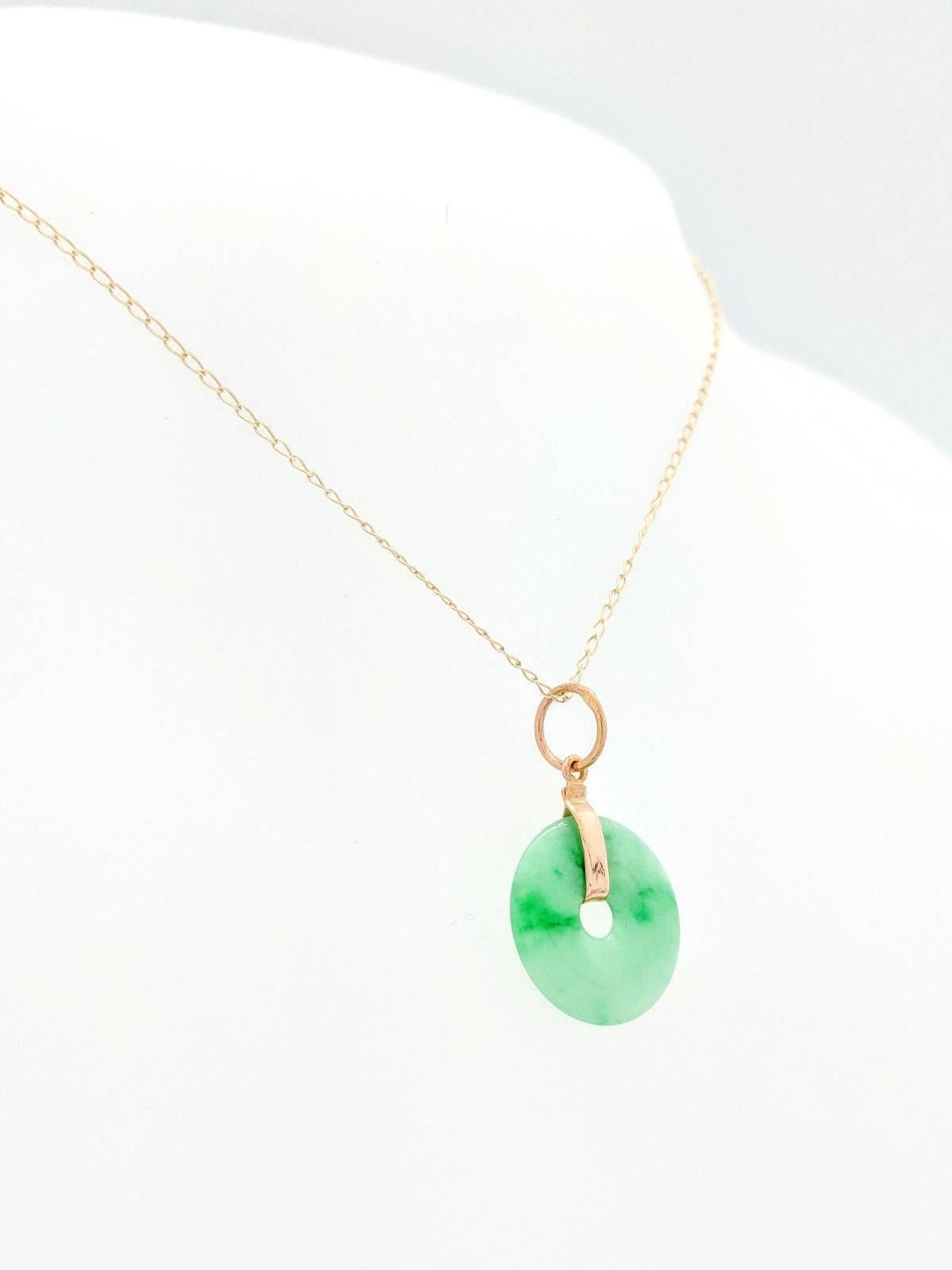 20 Karat Yellow Gold Green Jade Pendant Necklace In Excellent Condition In Gainesville, FL