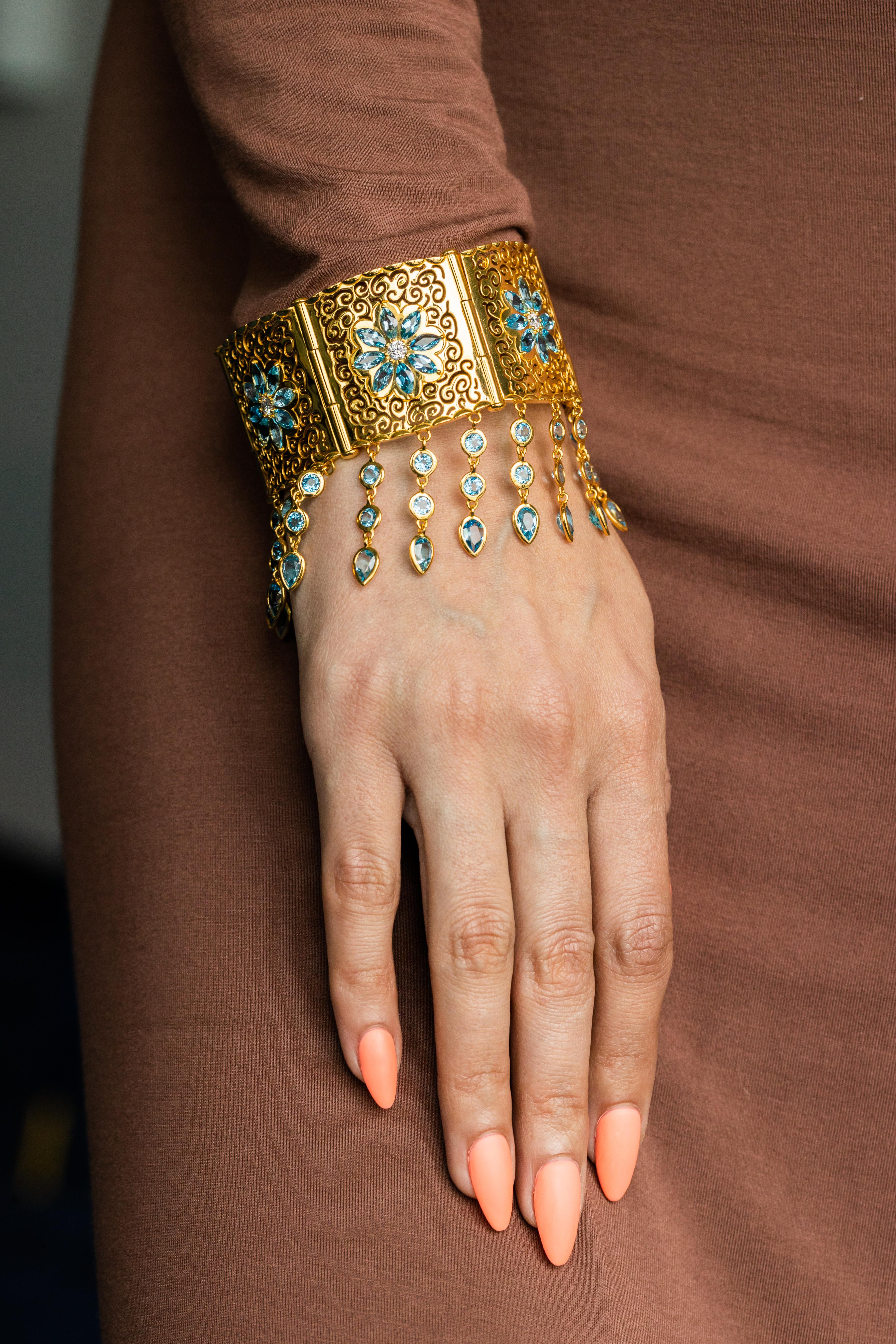 Moderno Bracciale Mandala in oro giallo 20K, Topazio blu svizzero e diamanti di Buddha Mama in vendita