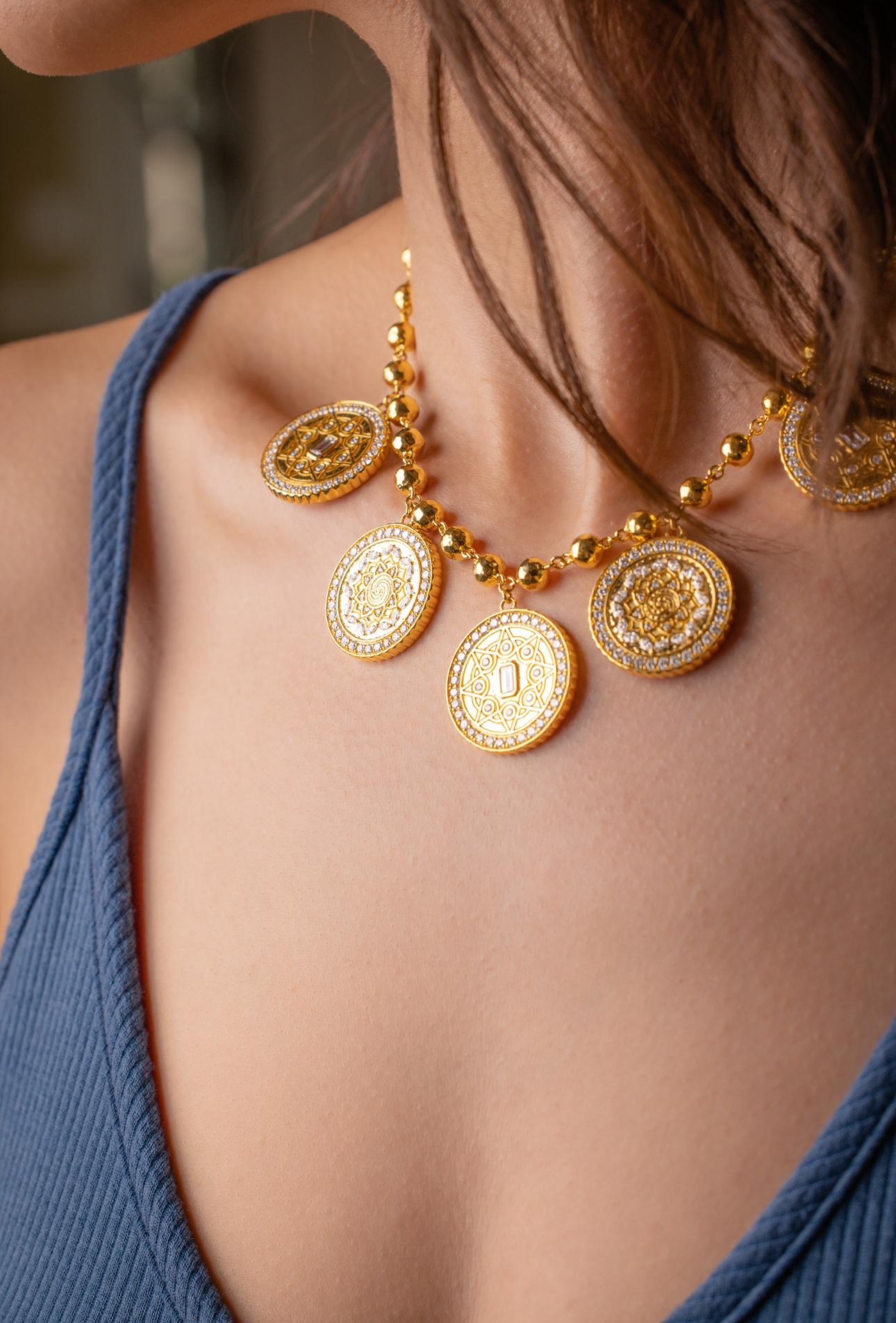 Mandala- Münzhalskette aus 20 Karat Gelbgold mit Diamanten von Buddha Mama für Damen oder Herren im Angebot