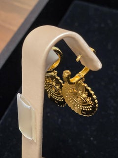 20-karätige Gelbgold-Ohrringe mit gewelltem „Evil Eye“-Motiv und Diamanten von Buddha Mama
