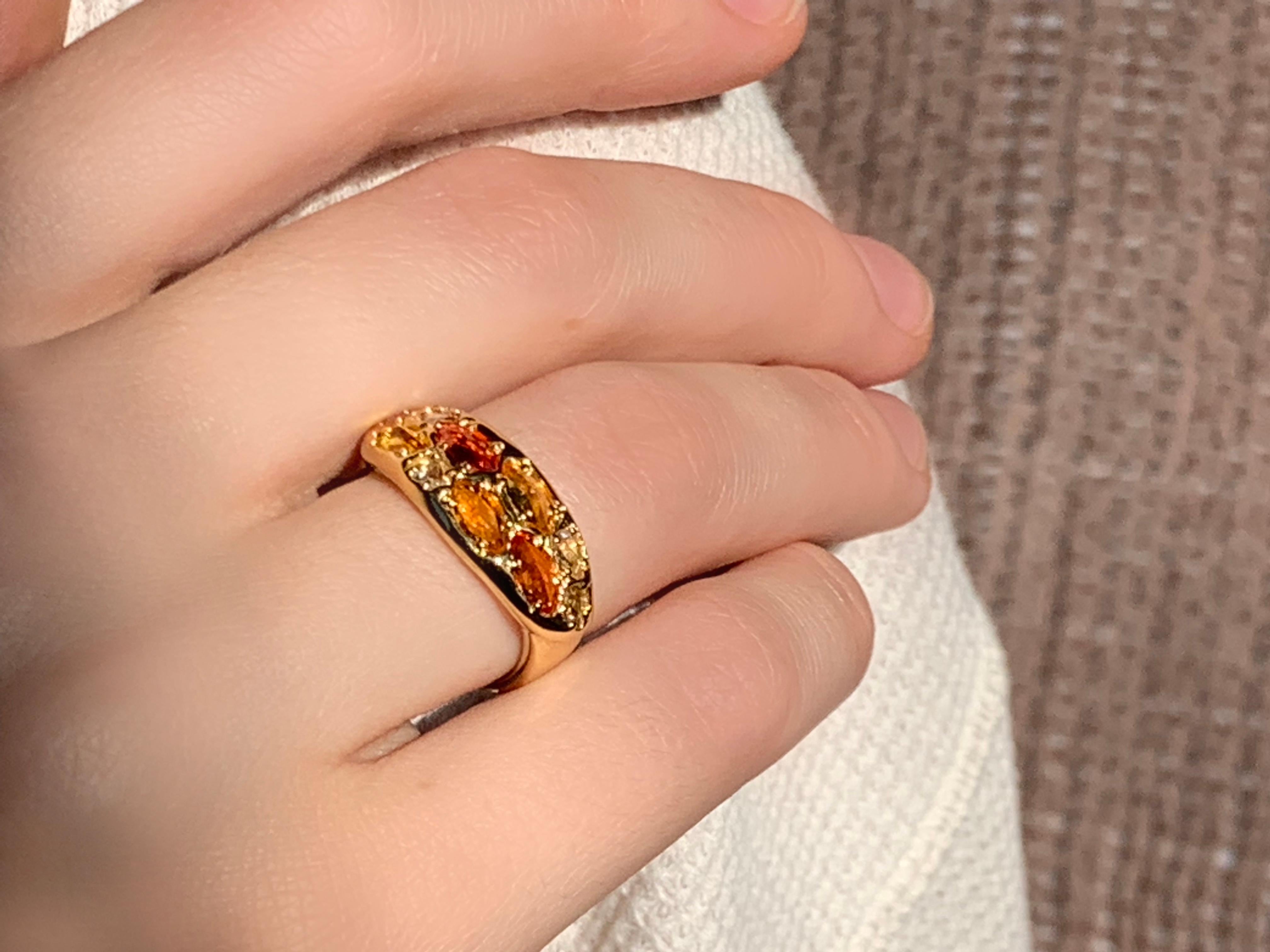Der einzigartige Ring Lantana aus 20 Karat Gelbgold ist für den ganzen Tag geeignet, jeden Tag. Die Marquise aus Saphiren im Rosenschliff und die weißen Diamanten im Rosenschliff verleihen diesem Ring eine einzigartige Ausstrahlung und eine