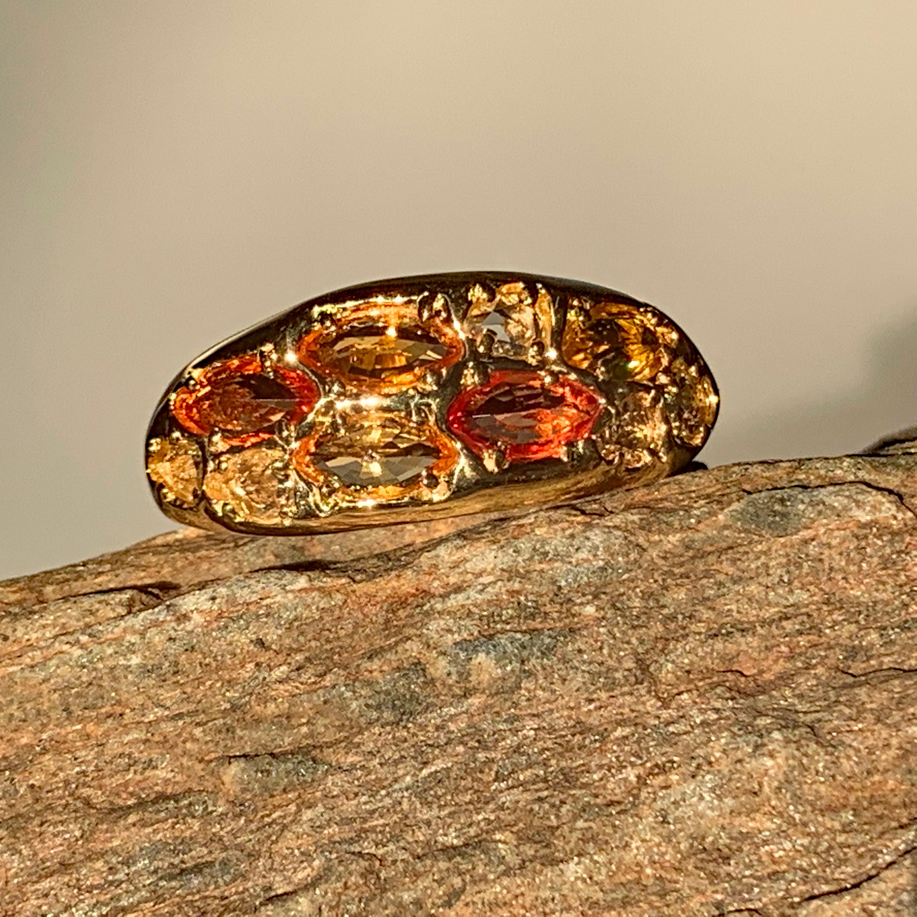 Ring aus 20 Karat Gelbgold mit orangefarbenen und gelben Fancy-Saphiren und weißen Diamanten (Rosenschliff) im Angebot