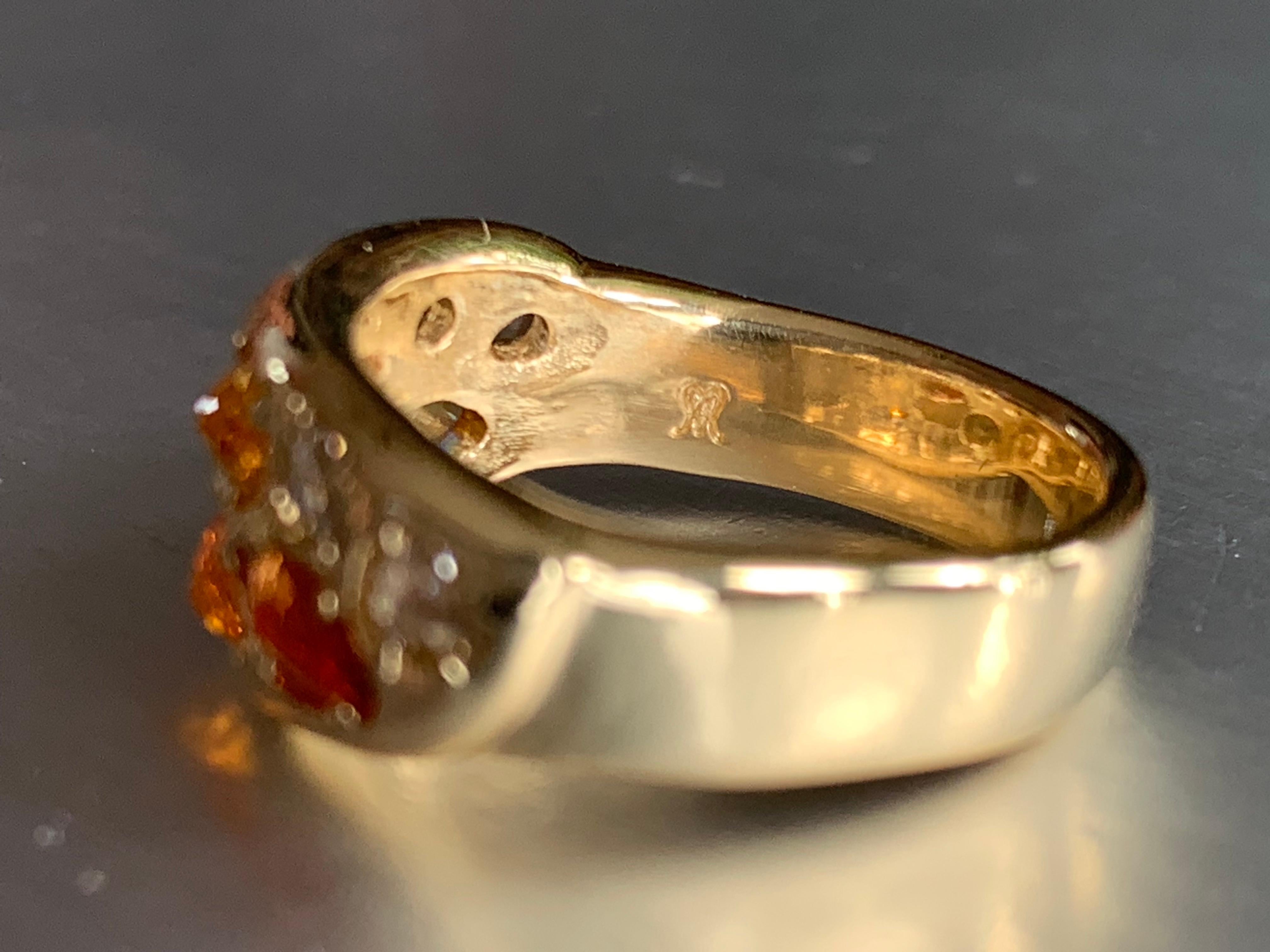 Ring aus 20 Karat Gelbgold mit orangefarbenen und gelben Fancy-Saphiren und weißen Diamanten Damen im Angebot