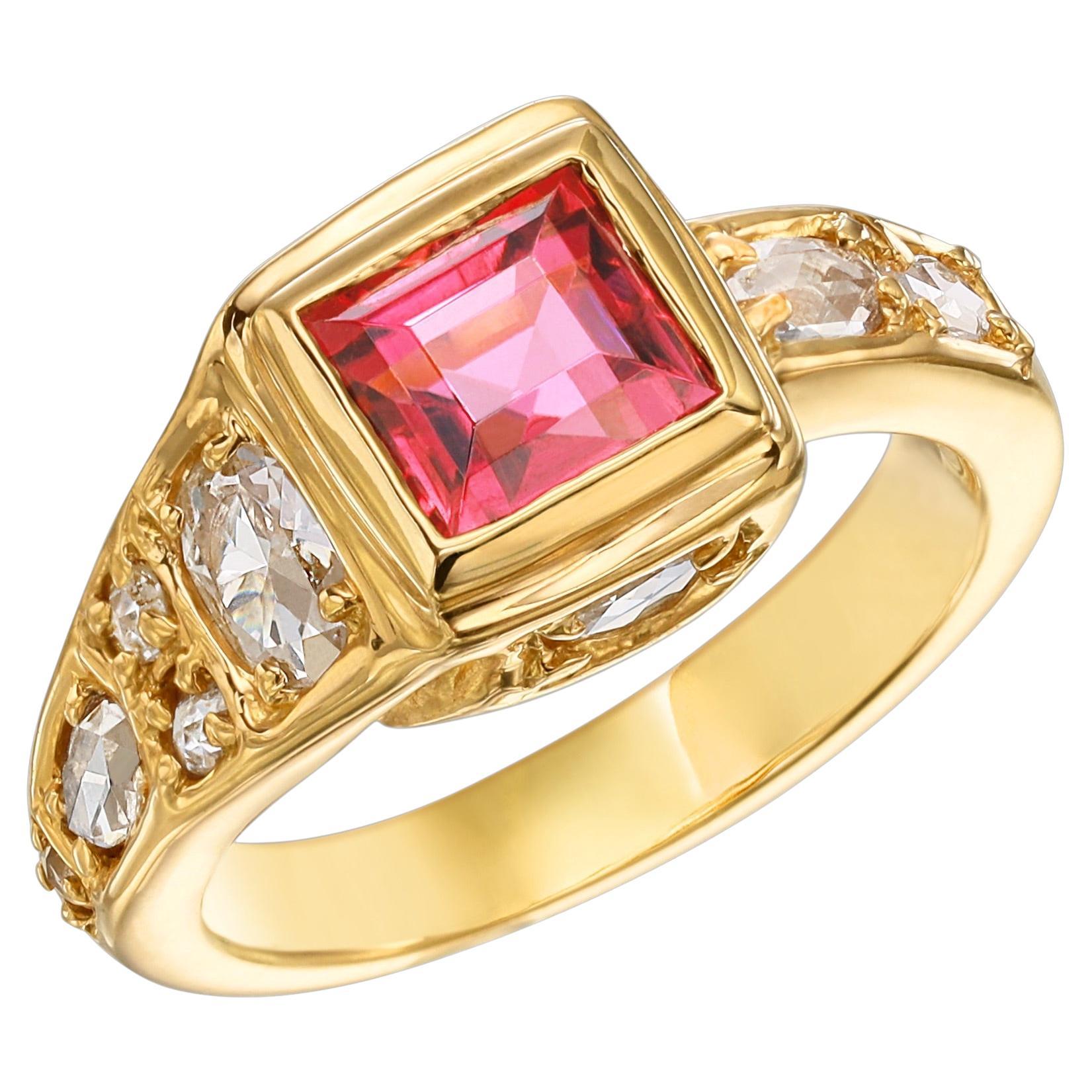Ring aus 20 Karat Gelbgold mit rosa Turmalin im Quadratischen und weißen Diamanten im Rosenschliff