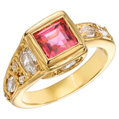 Ring aus 20 Karat Gelbgold mit rosa Turmalin im Quadratischen und weißen Diamanten im Rosenschliff