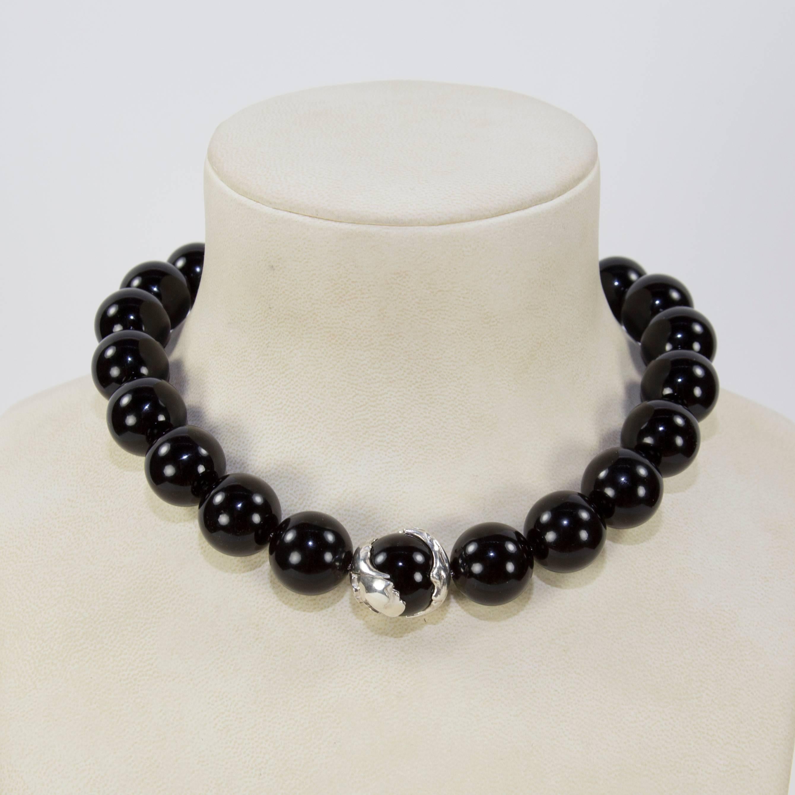 Moderne Collier d'affirmation en argent sterling avec perles d'onyx noir de 20 mm en vente