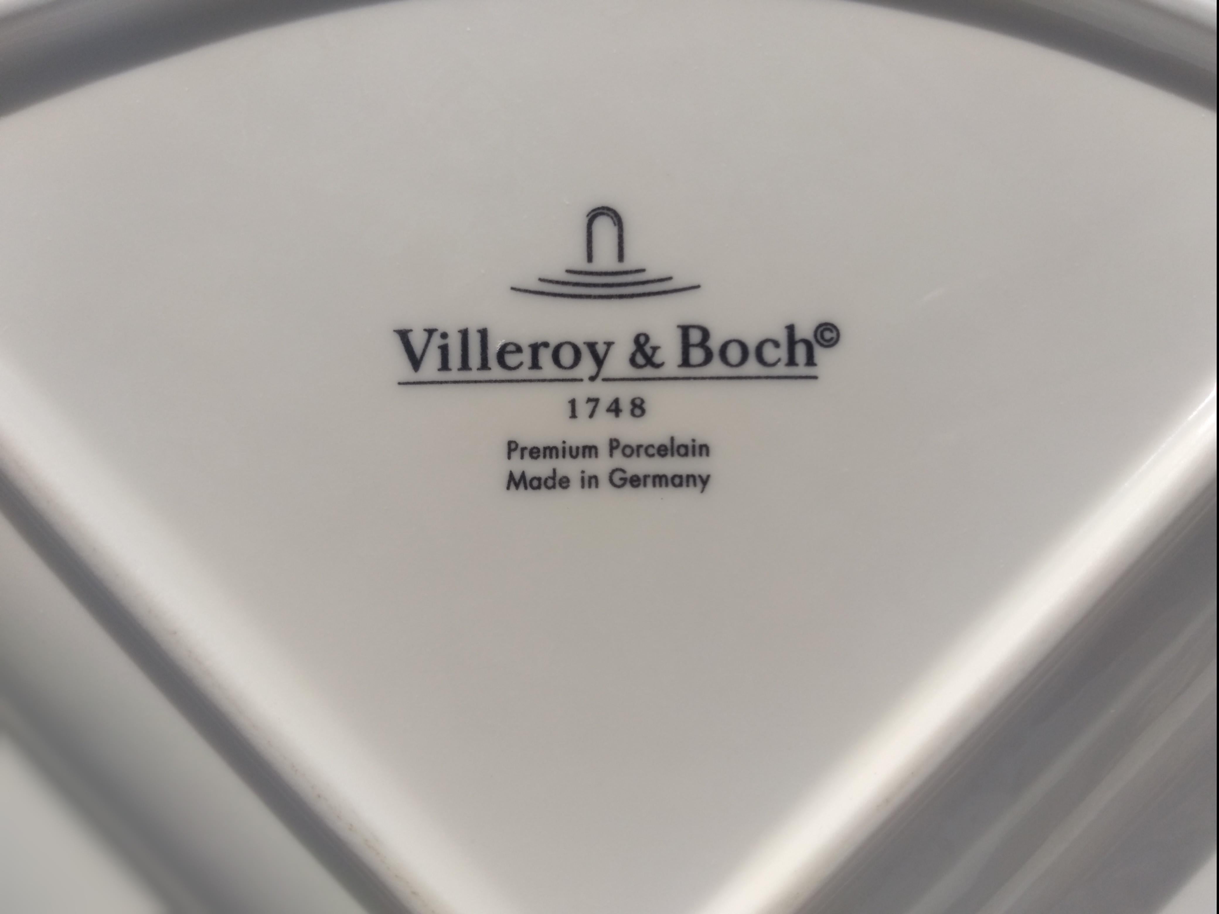 German 20pc. Set of Villeroy and Boch Wavy Dish Set For Sale