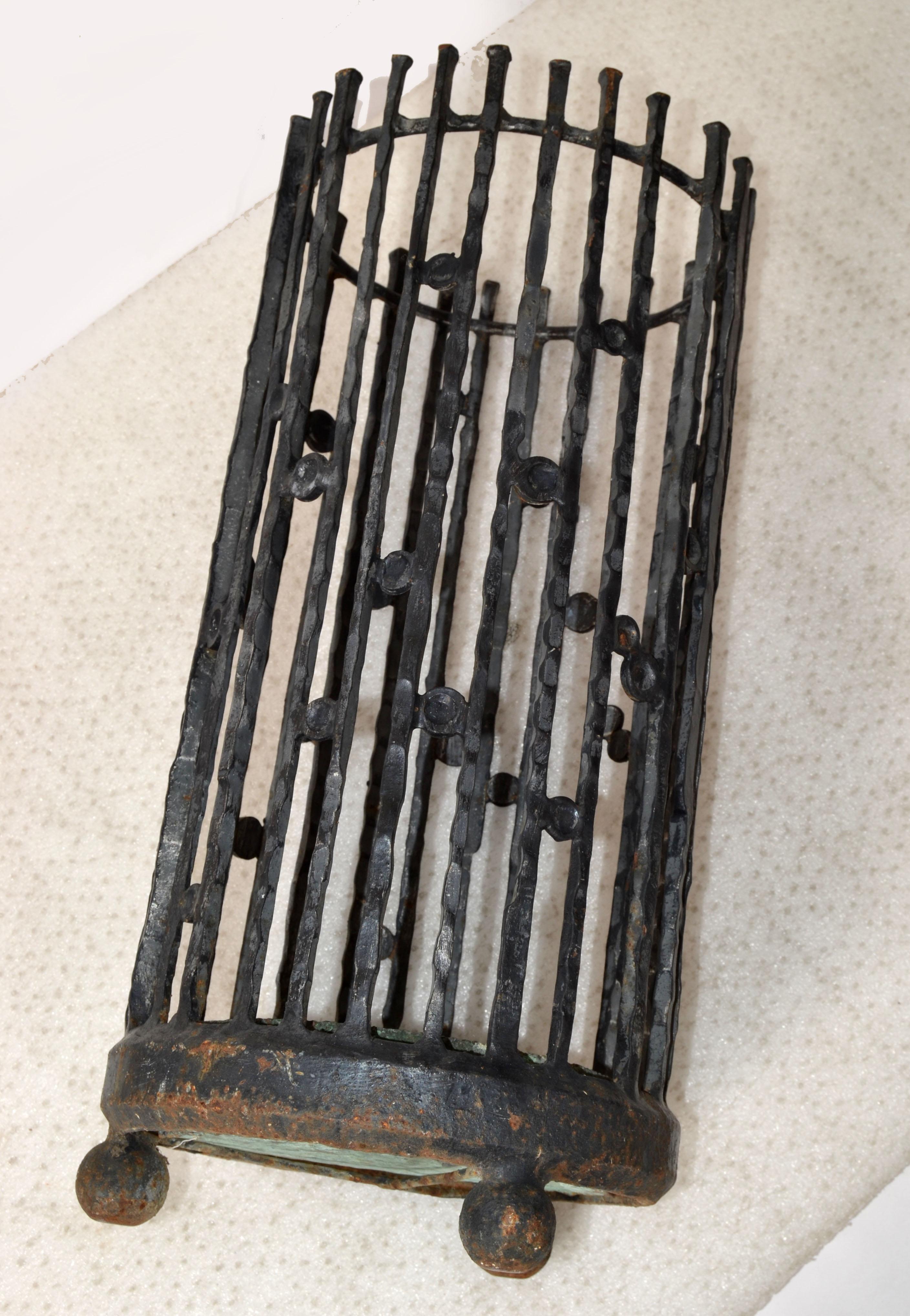20s Italian Handmade Wrought Iron Umbrella Stand Art Nouveau Style Bronze Saucer en vente 3
