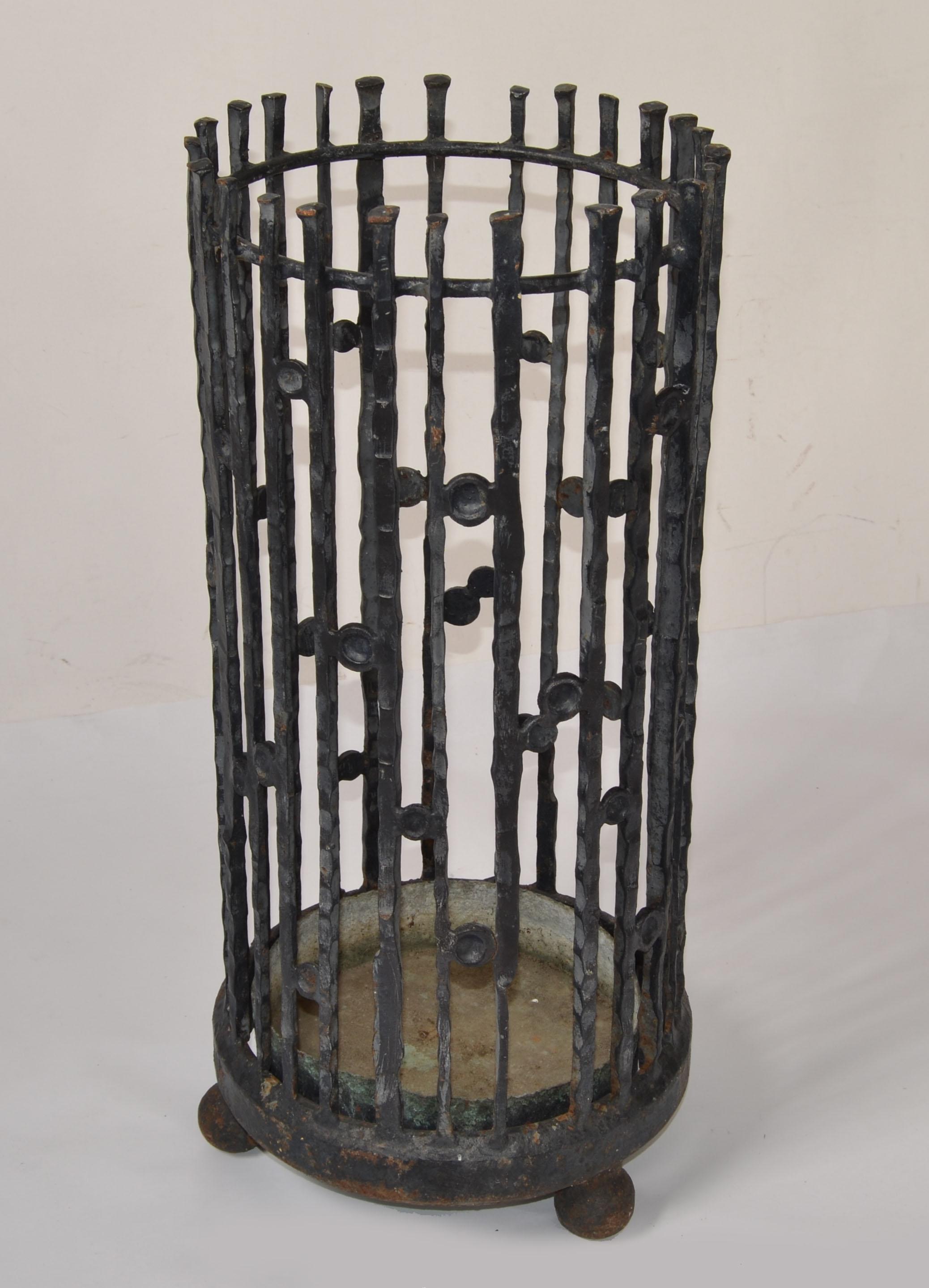 20s Italian Handmade Wrought Iron Umbrella Stand Art Nouveau Style Bronze Saucer en vente 8