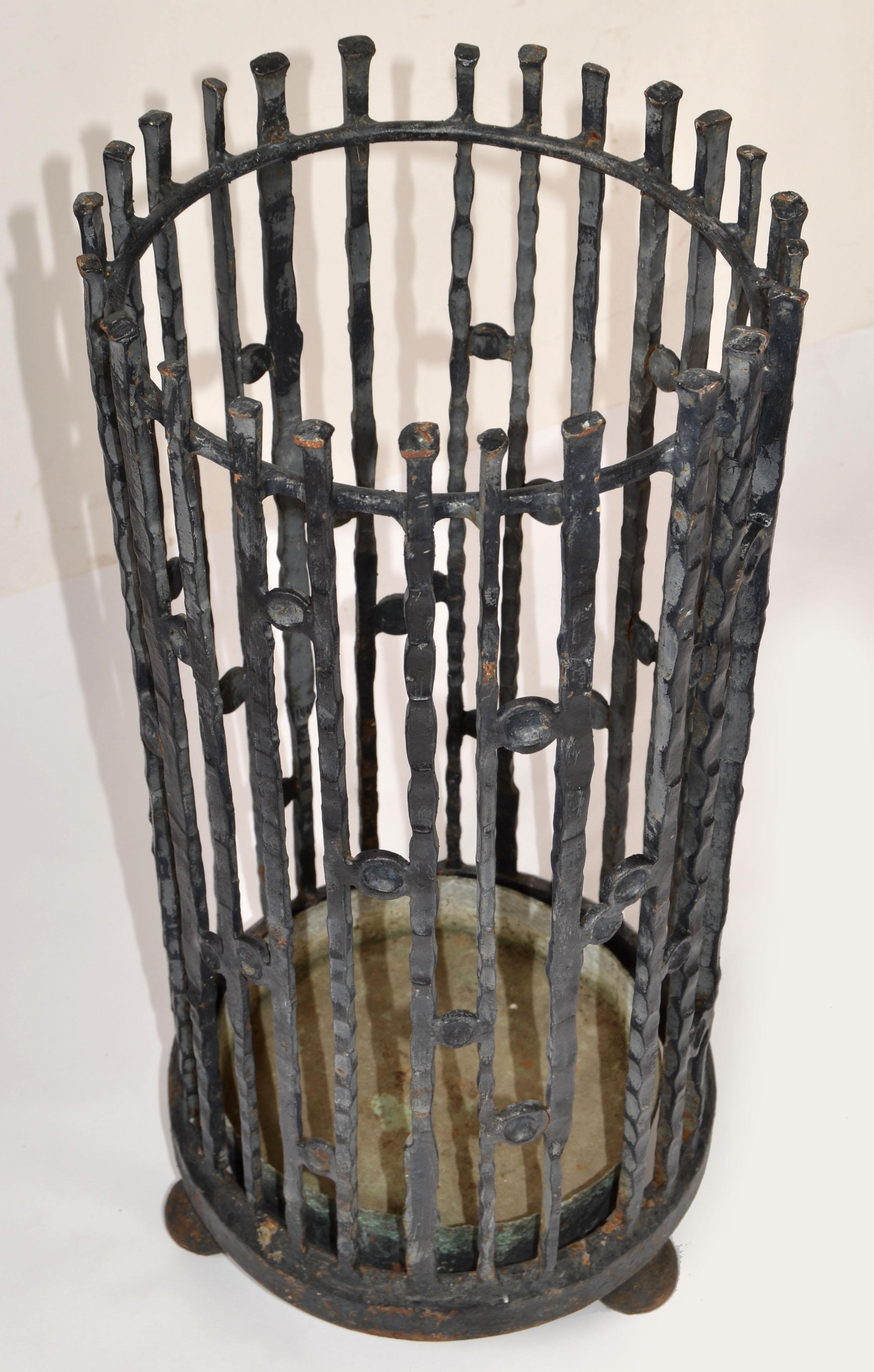 20s Italian Handmade Wrought Iron Umbrella Stand Art Nouveau Style Bronze Saucer en vente 9