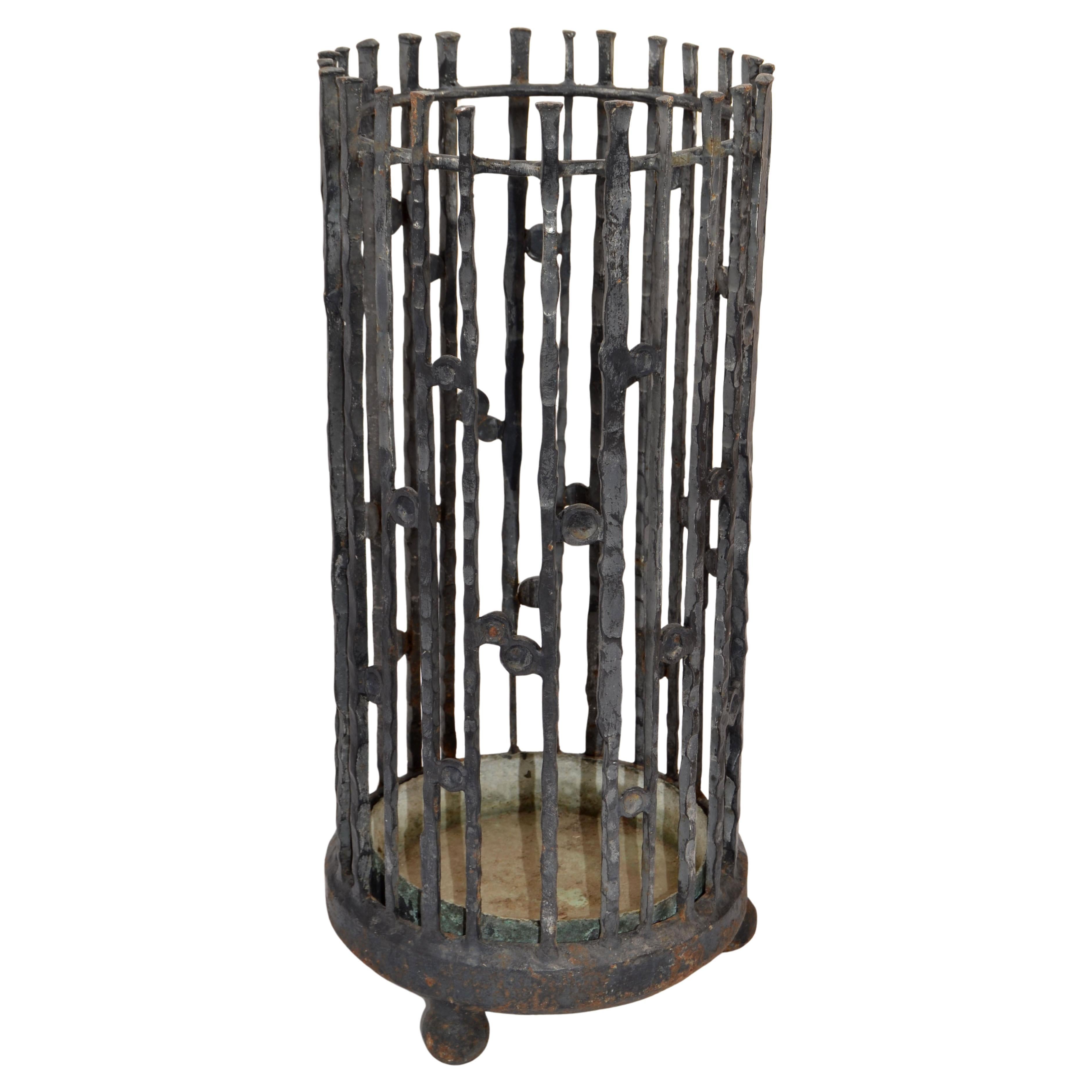 Porte-parapluies en fer forgé fait à la main dans le style Art Nouveau des années 1920, fabriqué en Italie.
Livré avec une plaque d'incrustation en bronze, un contenant rustique et audacieux pour les cannes, les parapluies ou les parasols.
En bon