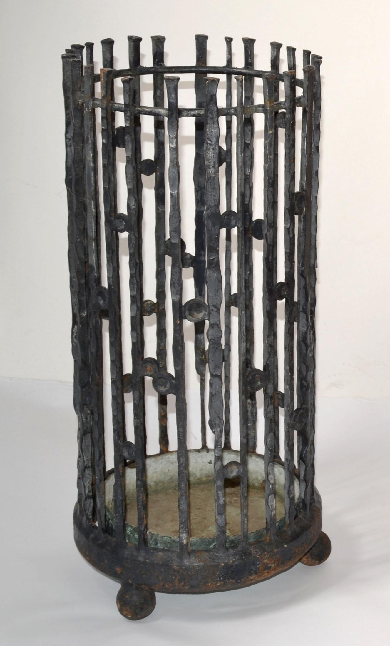 italien 20s Italian Handmade Wrought Iron Umbrella Stand Art Nouveau Style Bronze Saucer en vente