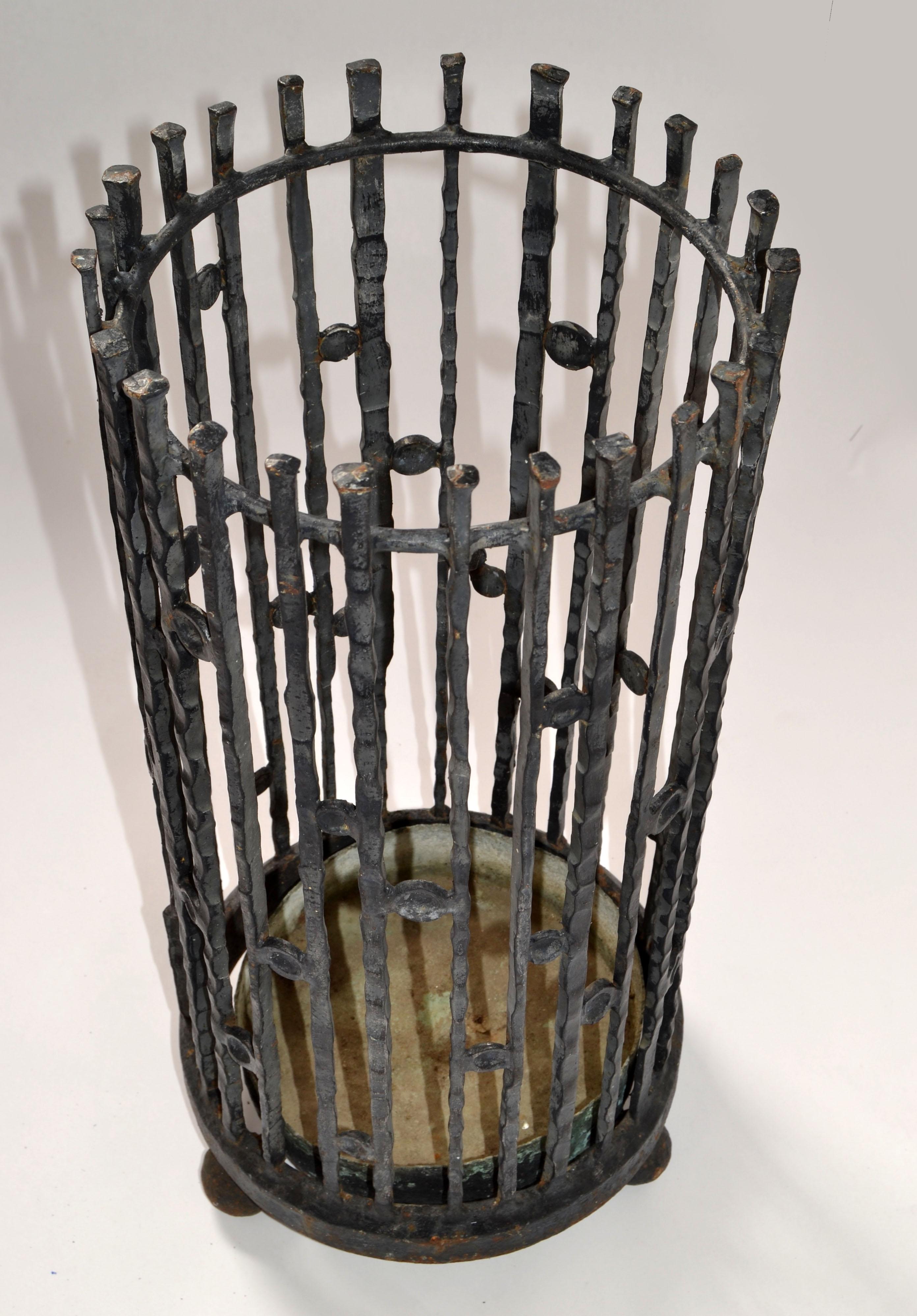 20s Italian Handmade Wrought Iron Umbrella Stand Art Nouveau Style Bronze Saucer Bon état - En vente à Miami, FL
