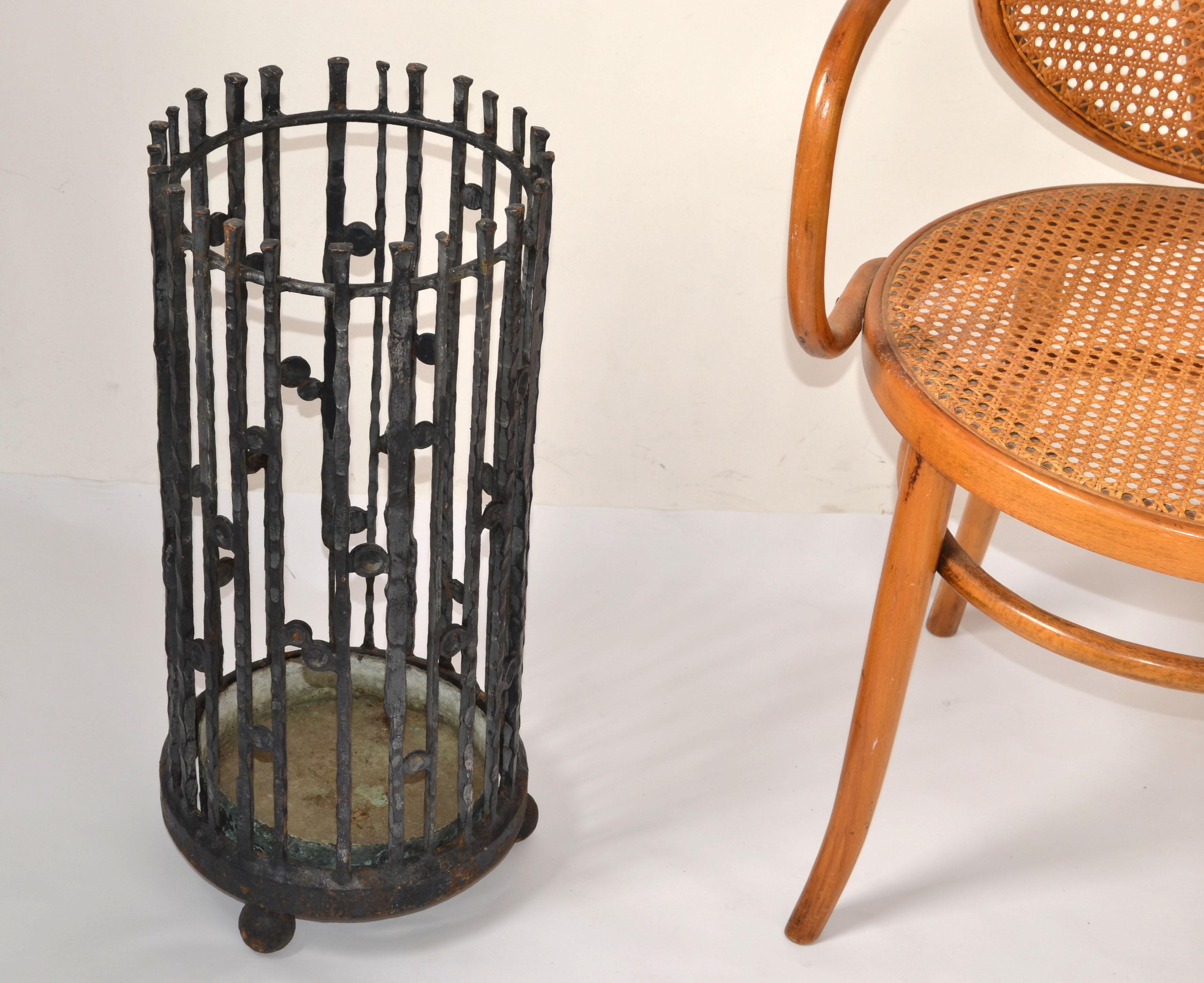 Début du 20ème siècle 20s Italian Handmade Wrought Iron Umbrella Stand Art Nouveau Style Bronze Saucer en vente