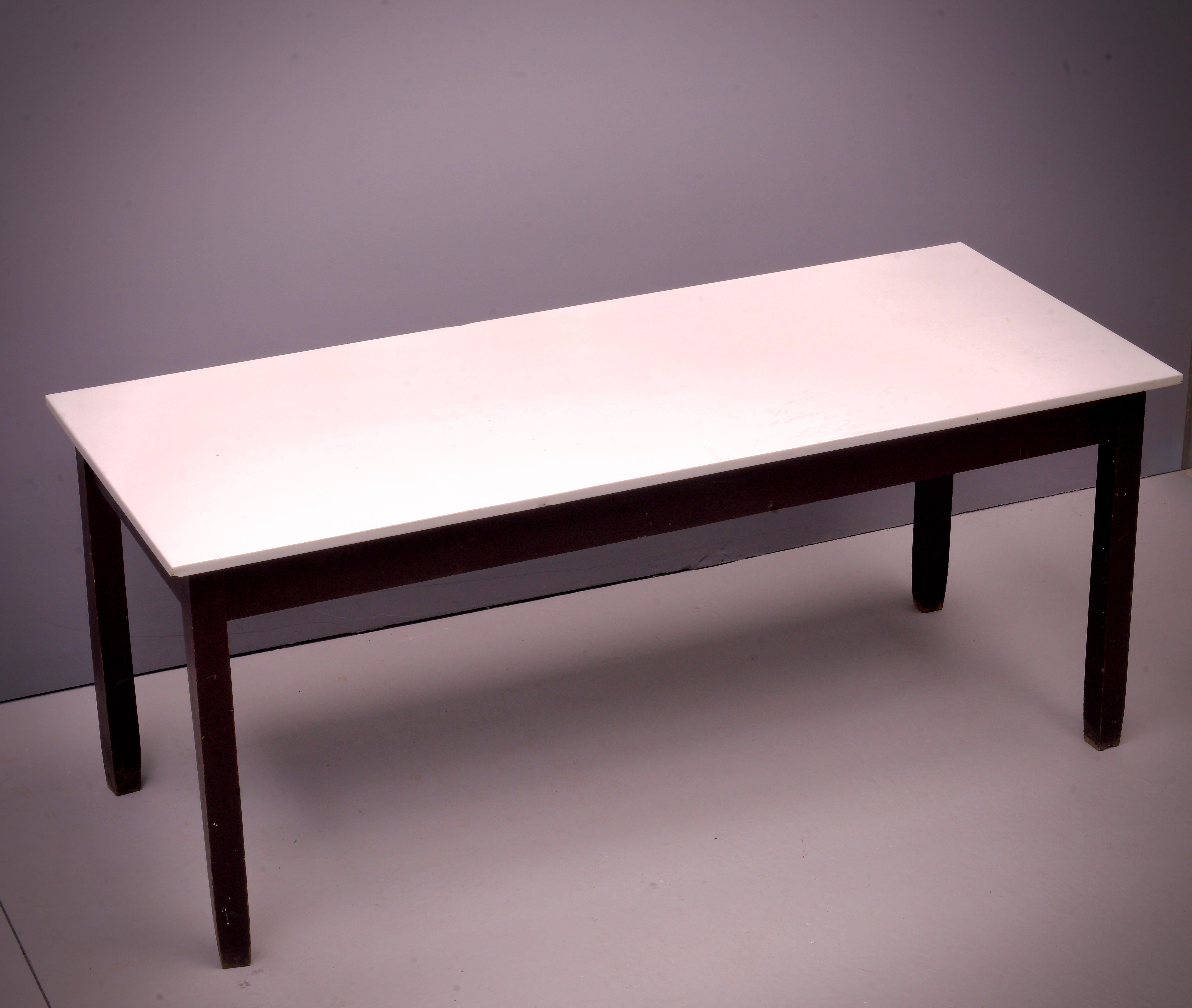 La plus grande table Vitrolite que nous ayons jamais achetée.  Fortement taché, avec quatre éclats plus anciens sur les bords.